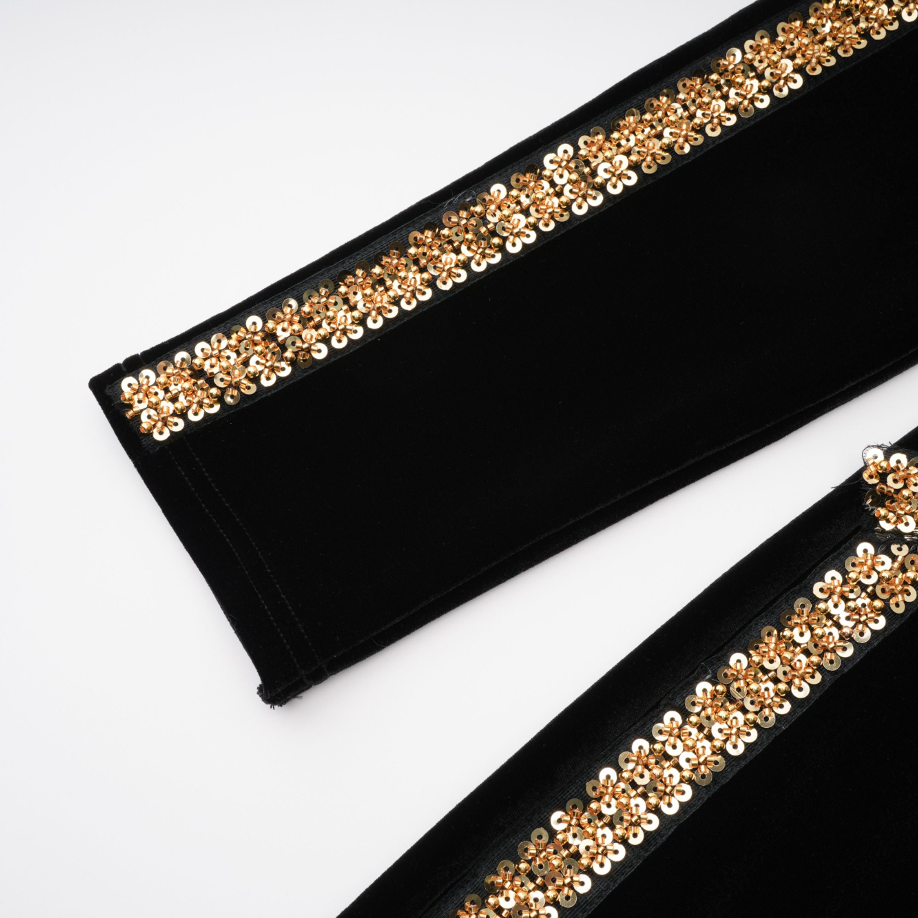 فستان طويل من المخمل المزخرف