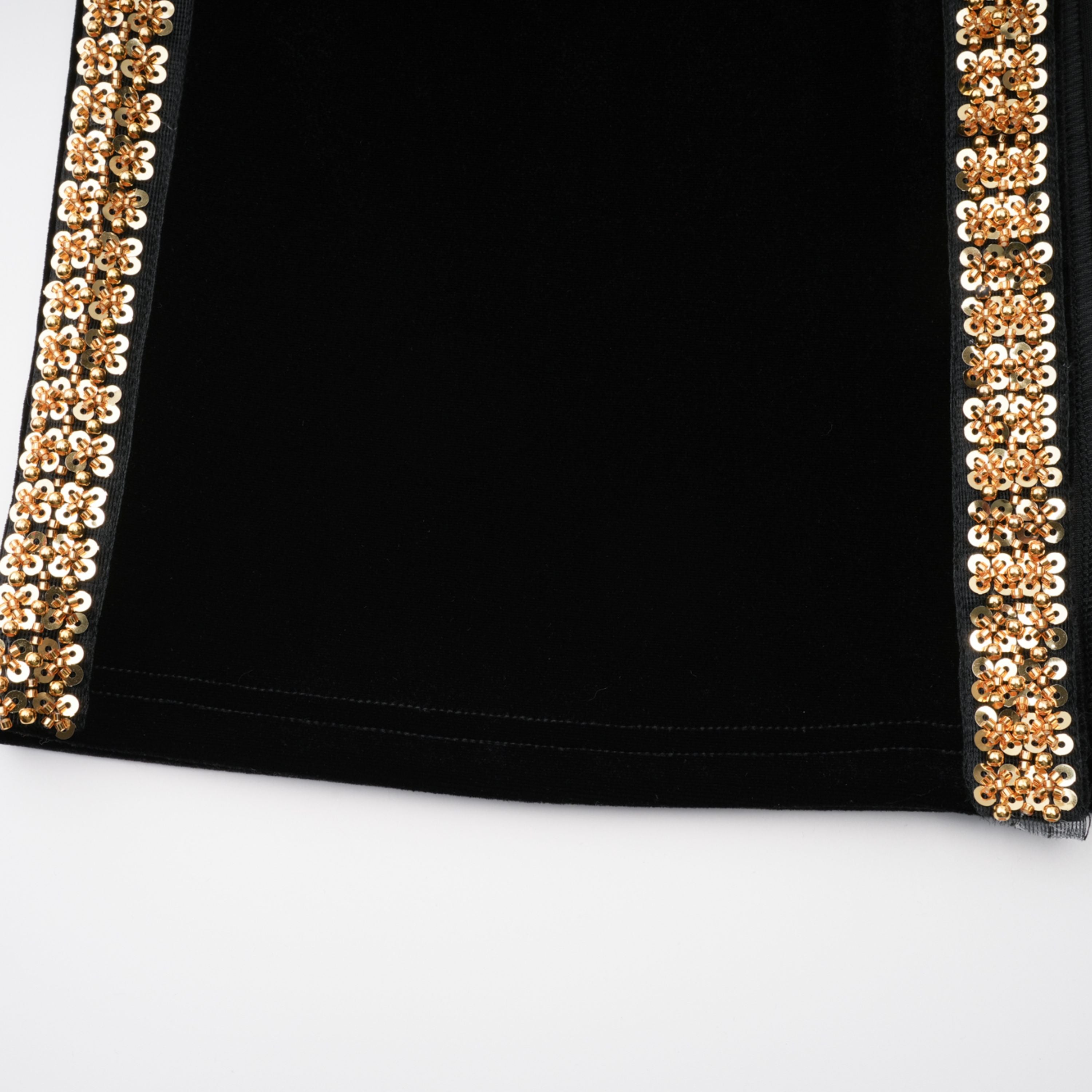 فستان طويل من المخمل المزخرف