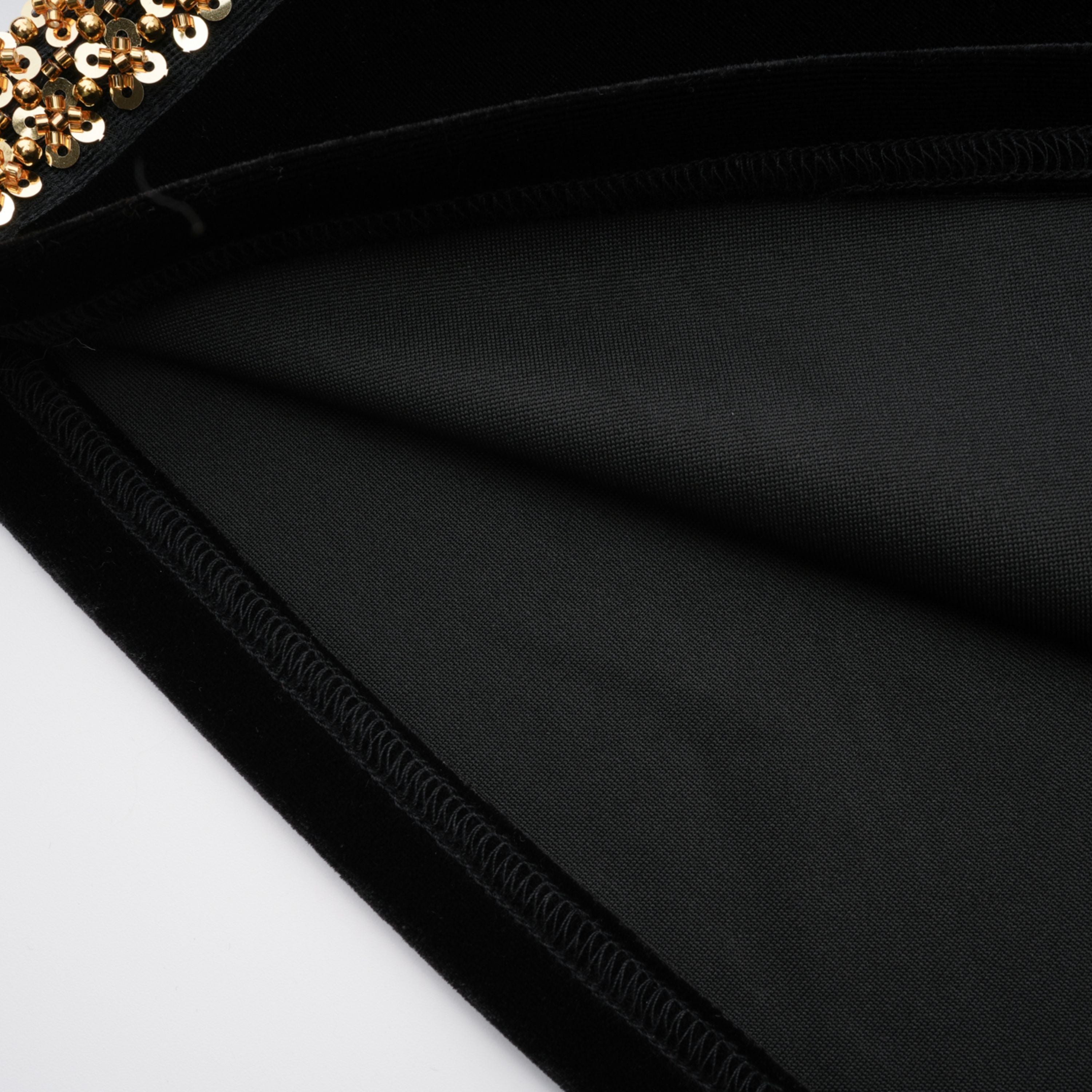 فستان طويل من المخمل المزخرف