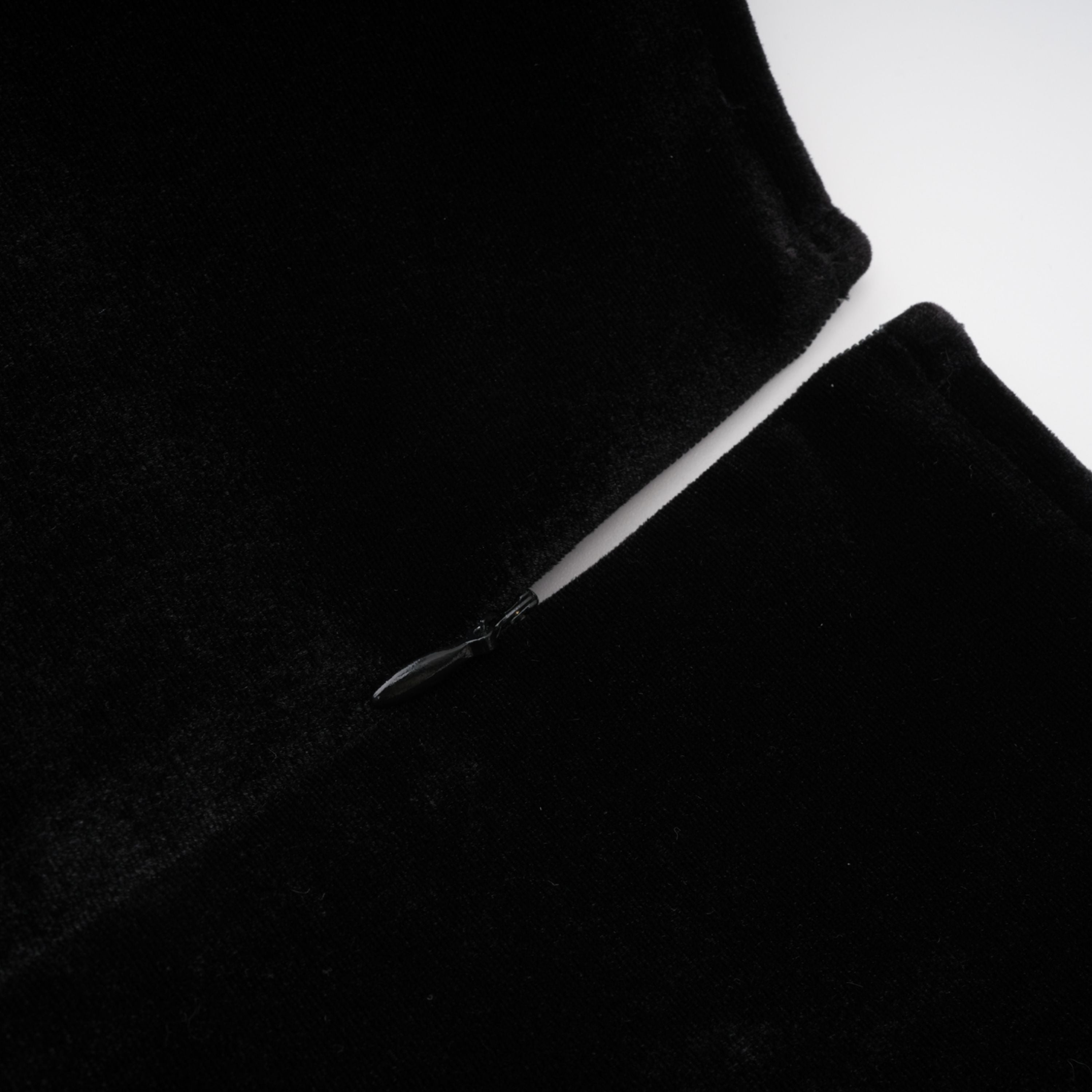 فستان طويل من المخمل المزخرف