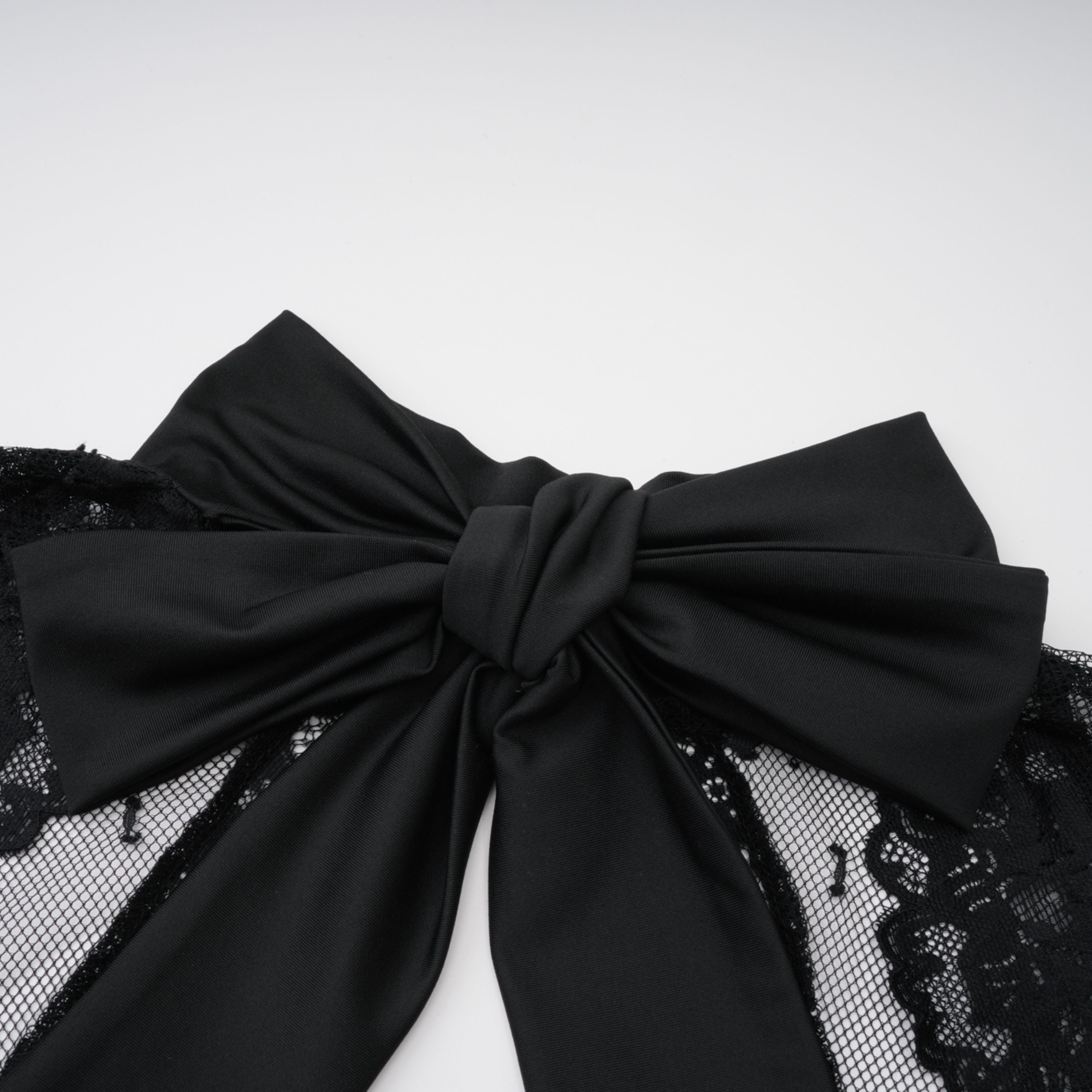 فستان طويل من Quitterie بقطعة من الدانتيل الأسود