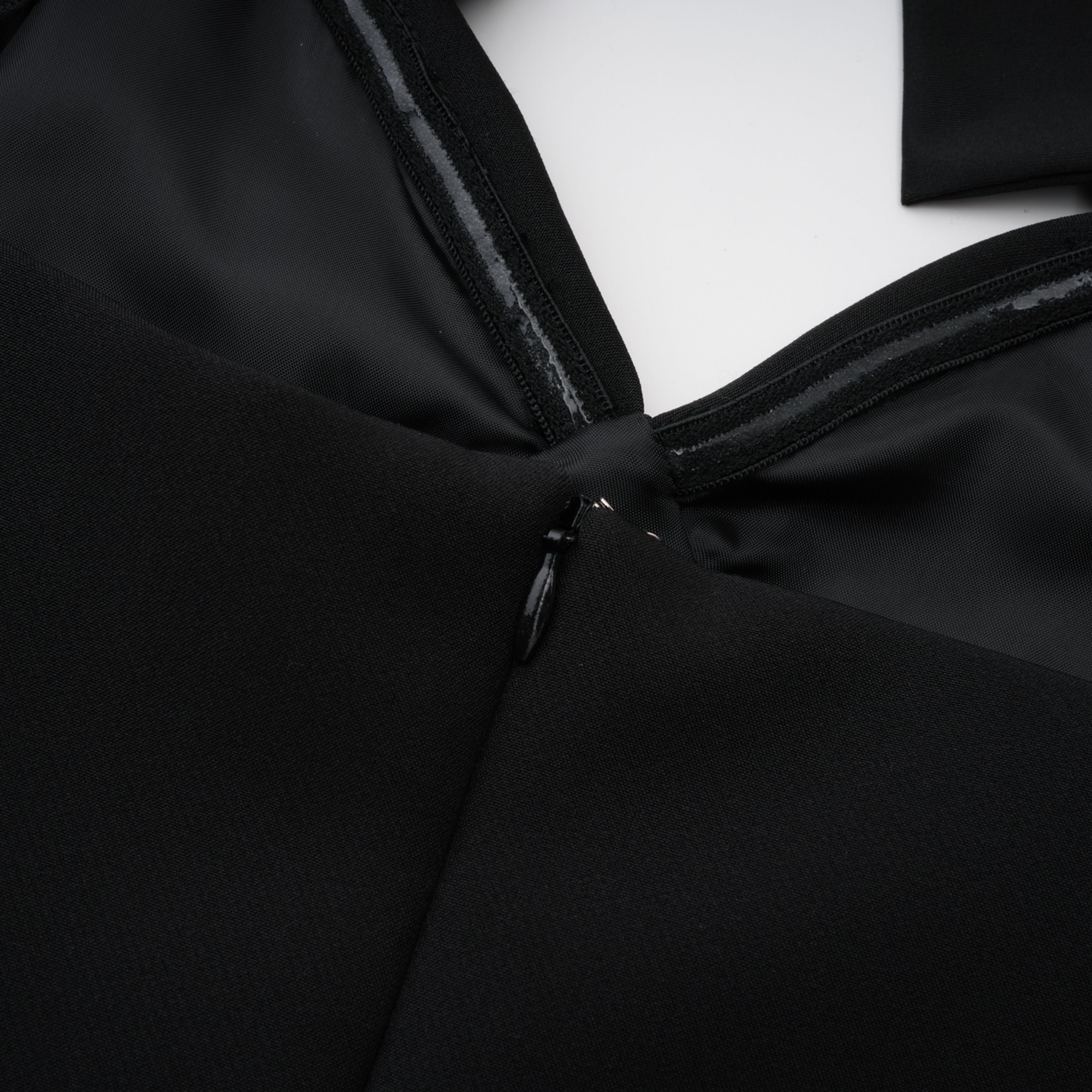 فستان طويل من Quitterie بقطعة من الدانتيل الأسود