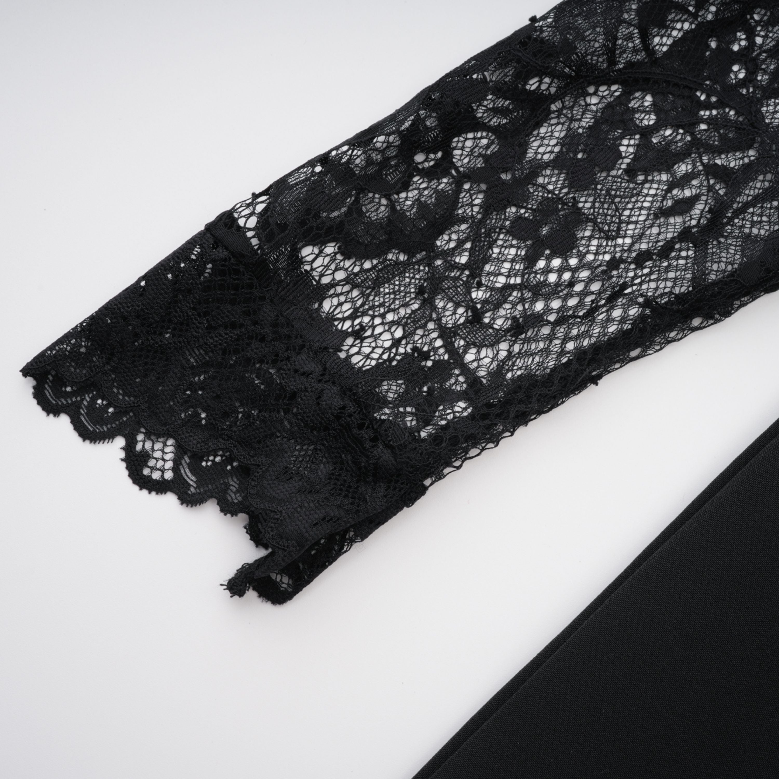 فستان طويل من Quitterie بقطعة من الدانتيل الأسود