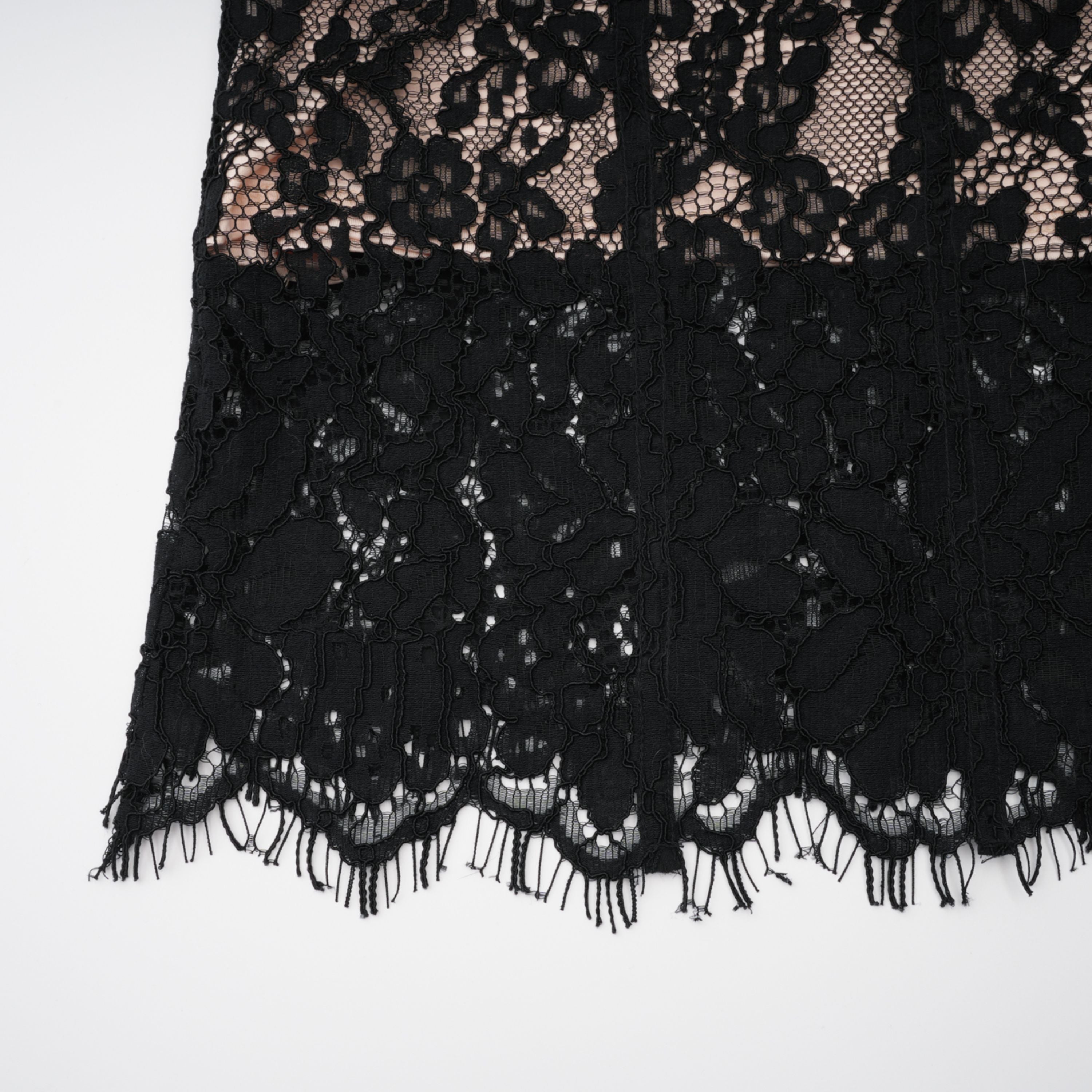 فستان طويل بياقة كورسيه من الدانتيل الأسود المزين بالزهور من Giorgia