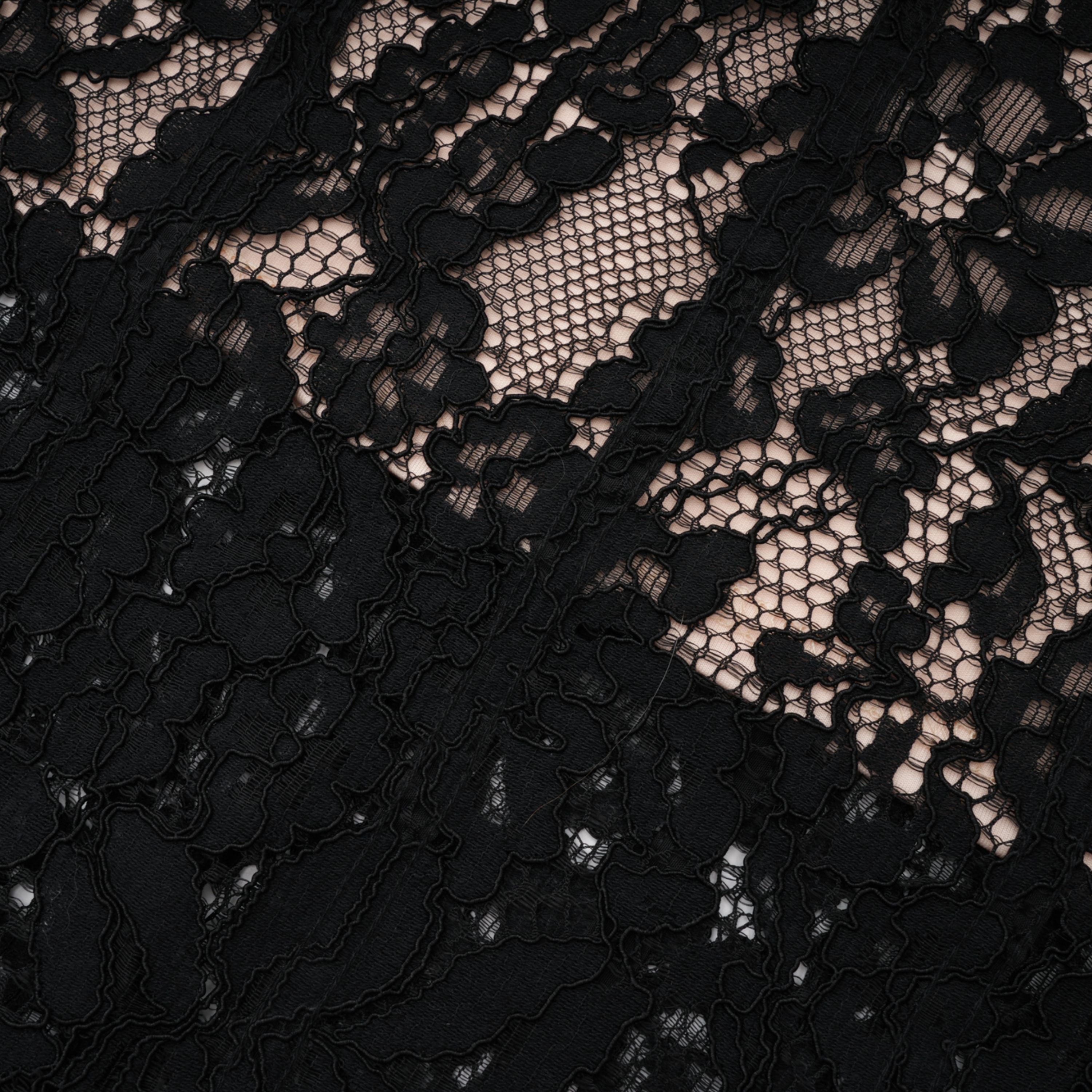 فستان طويل بياقة كورسيه من الدانتيل الأسود المزين بالزهور من Giorgia