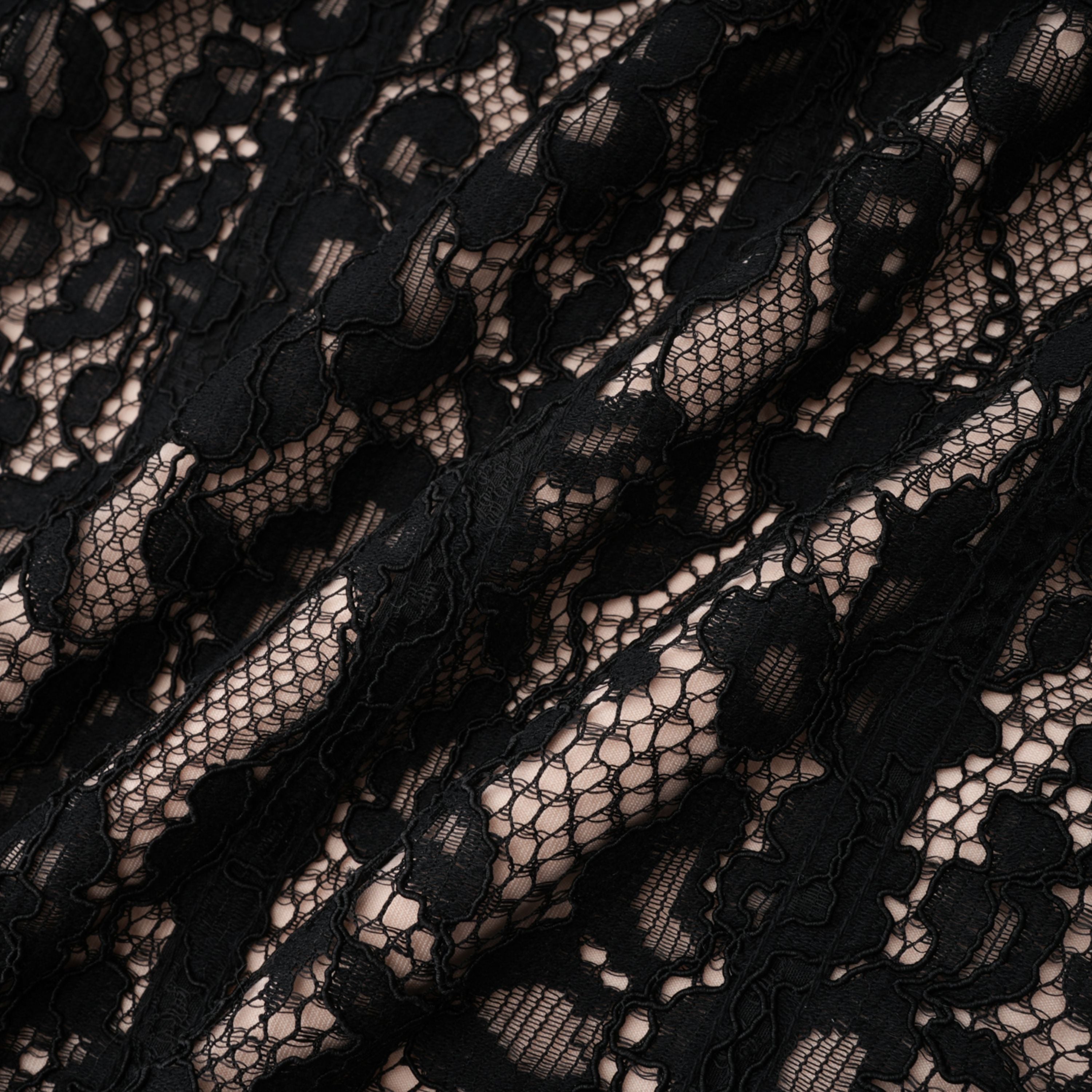 فستان طويل بياقة كورسيه من الدانتيل الأسود المزين بالزهور من Giorgia