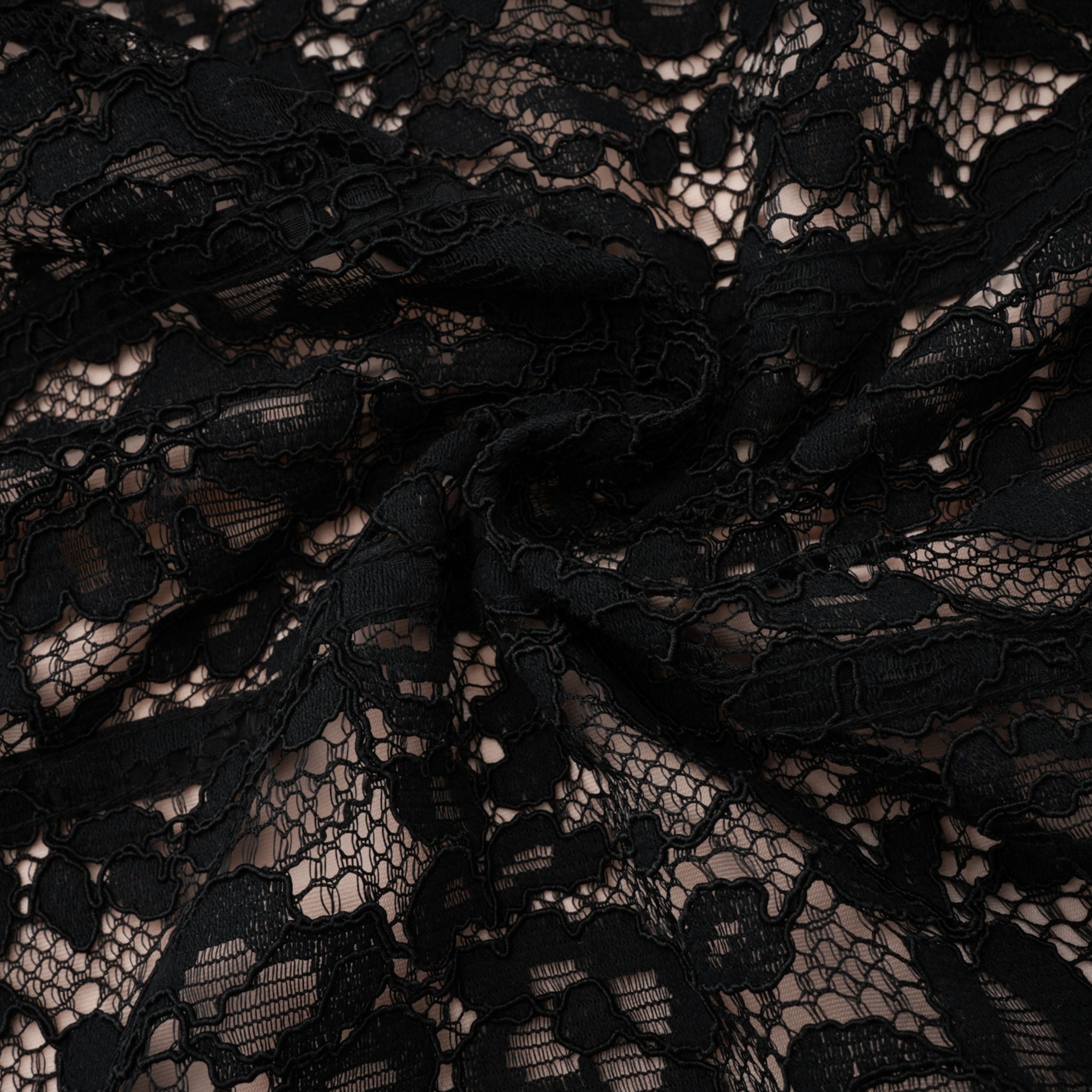 فستان طويل بياقة كورسيه من الدانتيل الأسود المزين بالزهور من Giorgia