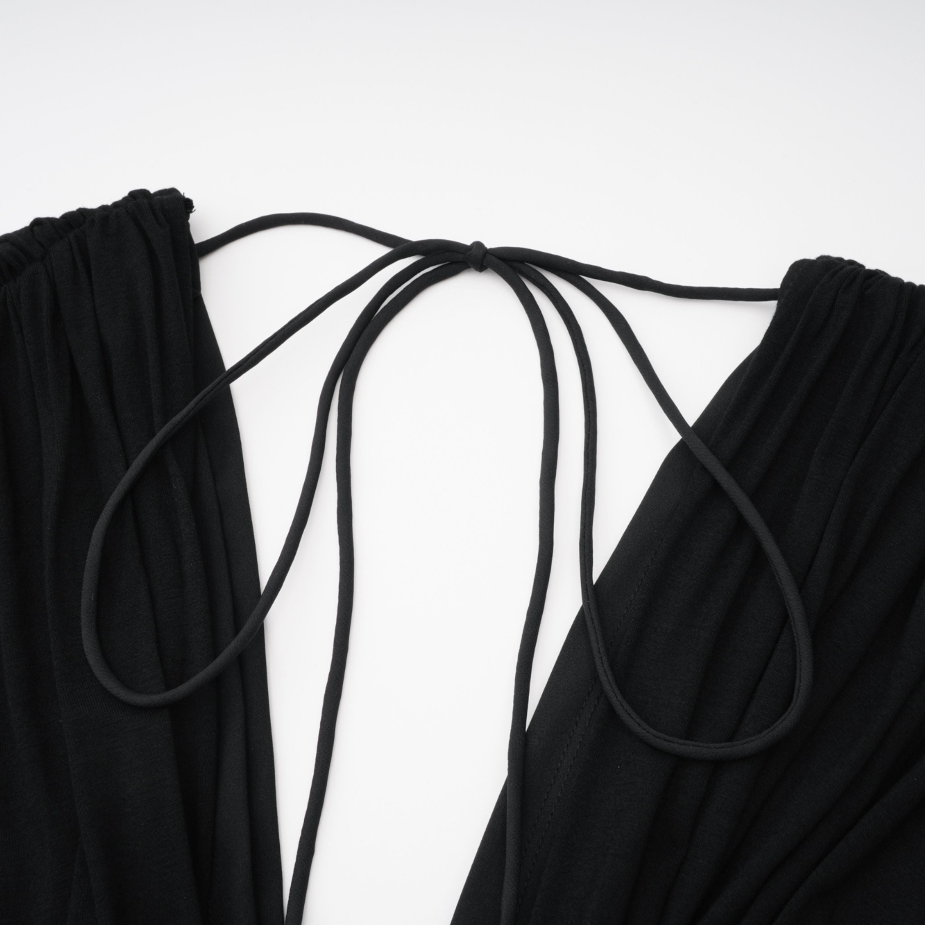 بذلة جانينا سوداء برقبة على شكل V عميقة ودرجات