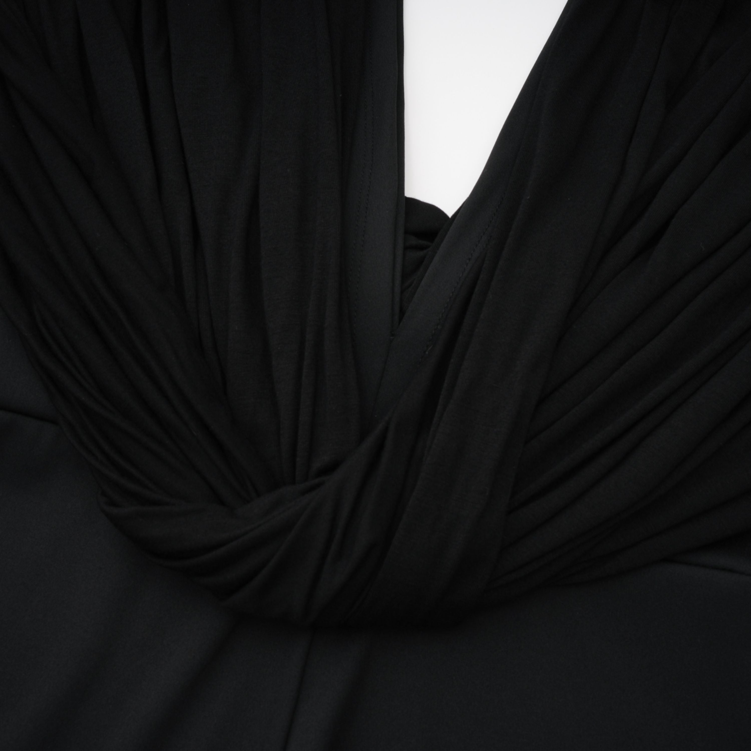 بذلة جانينا سوداء برقبة على شكل V عميقة ودرجات