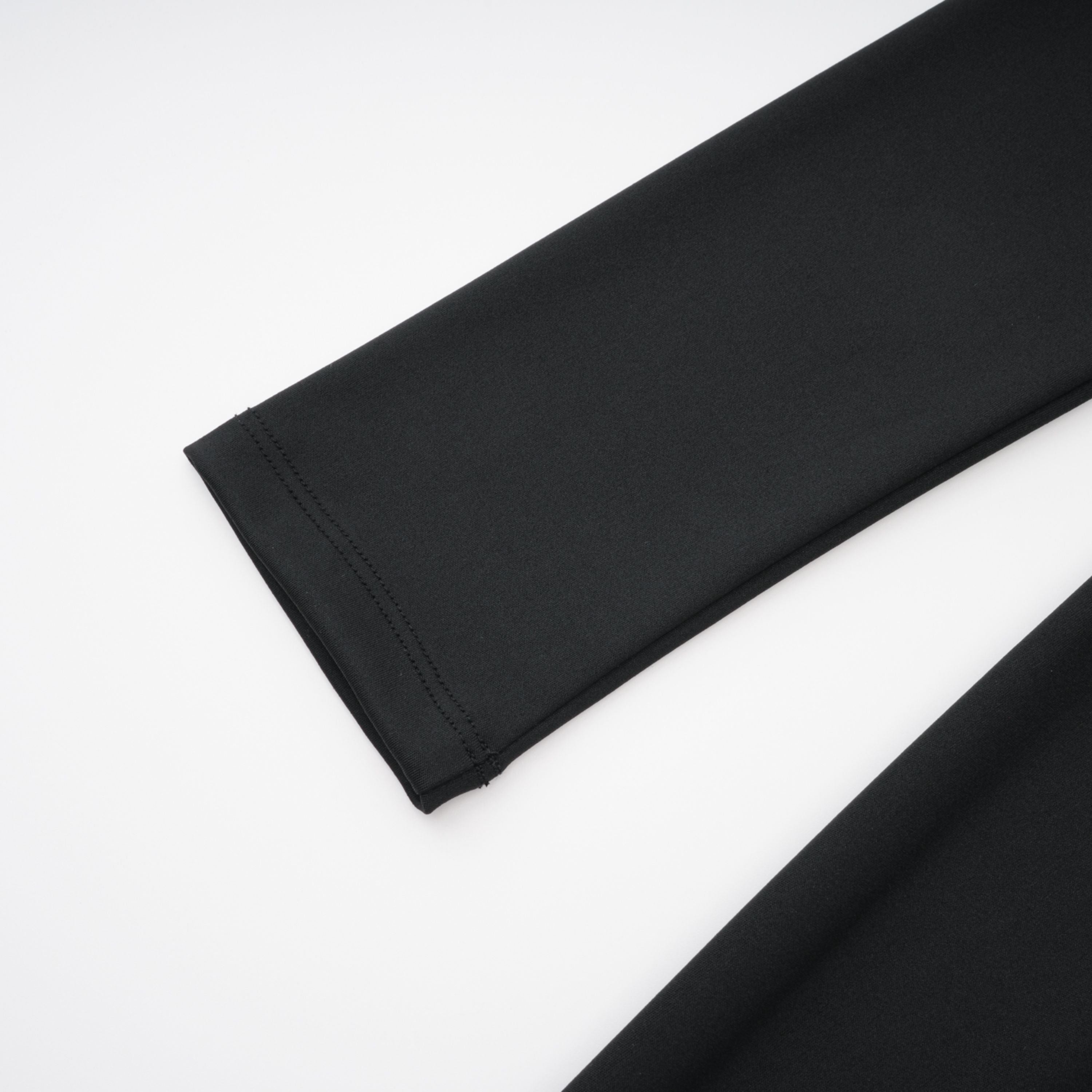 بذلة جانينا سوداء برقبة على شكل V عميقة ودرجات