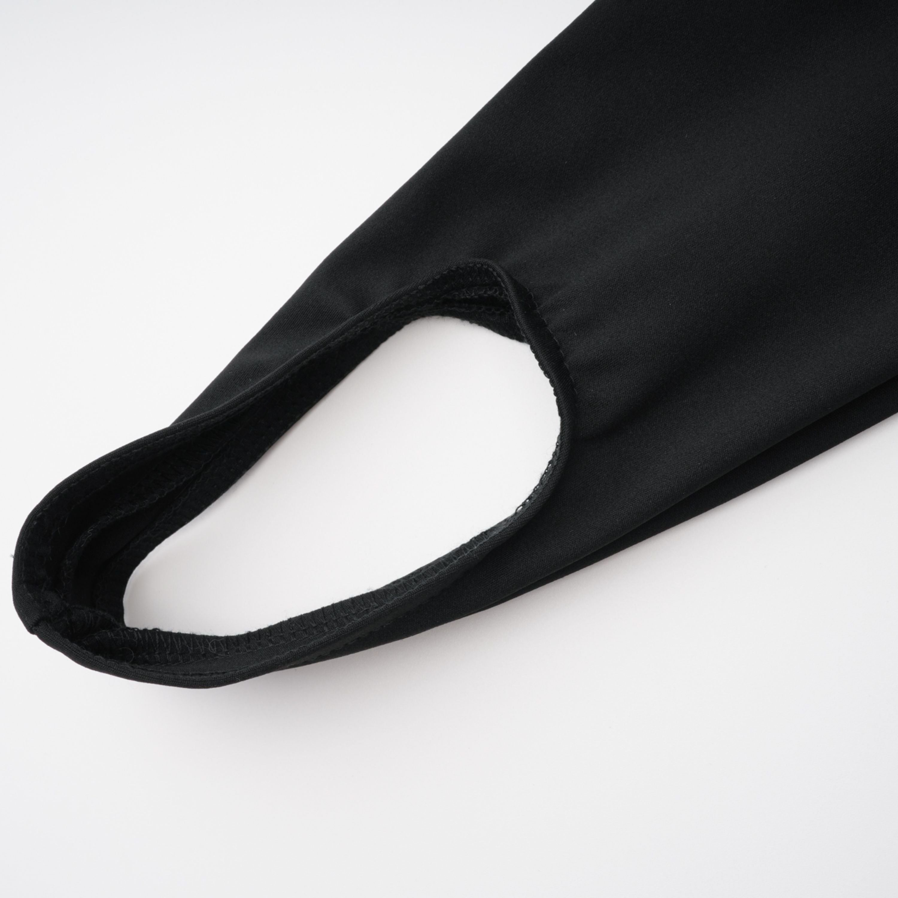 بذلة جانينا سوداء برقبة على شكل V عميقة ودرجات