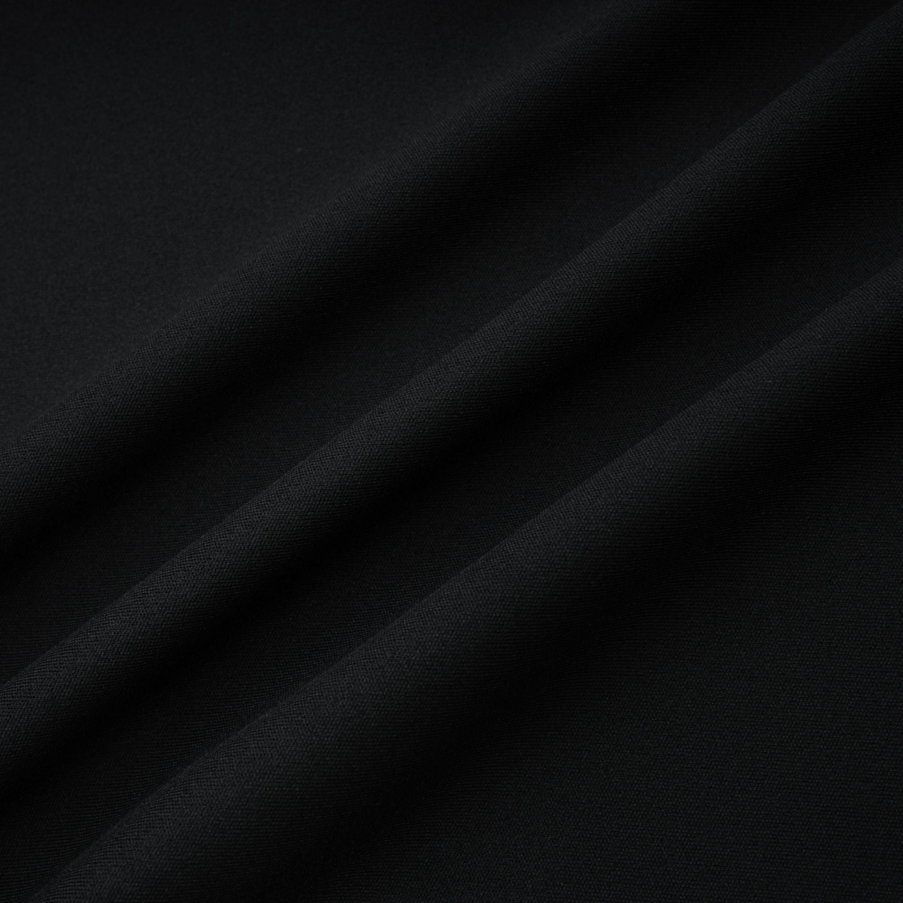 بذلة جانينا سوداء برقبة على شكل V عميقة ودرجات