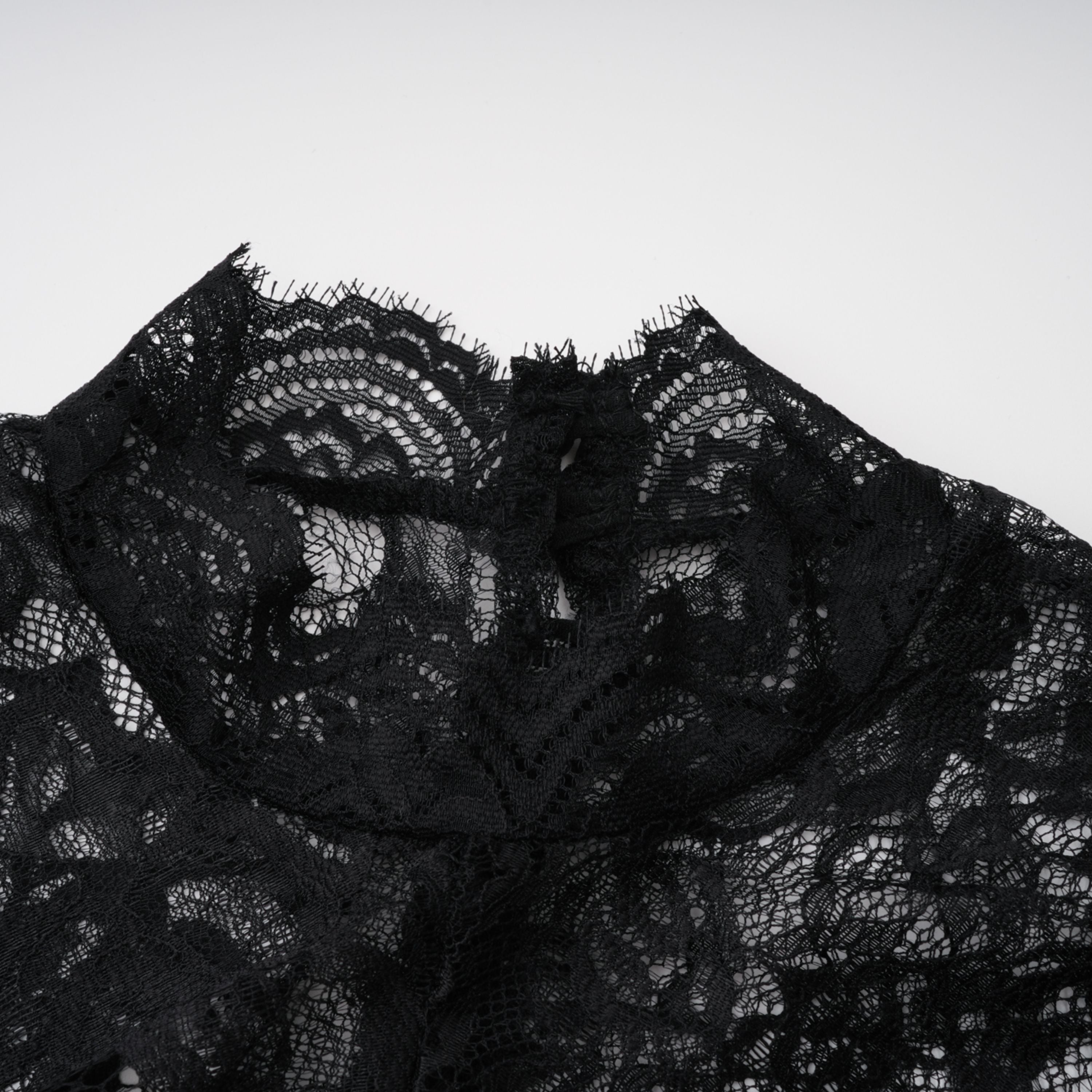 فستان طويل بأكمام من الدانتيل