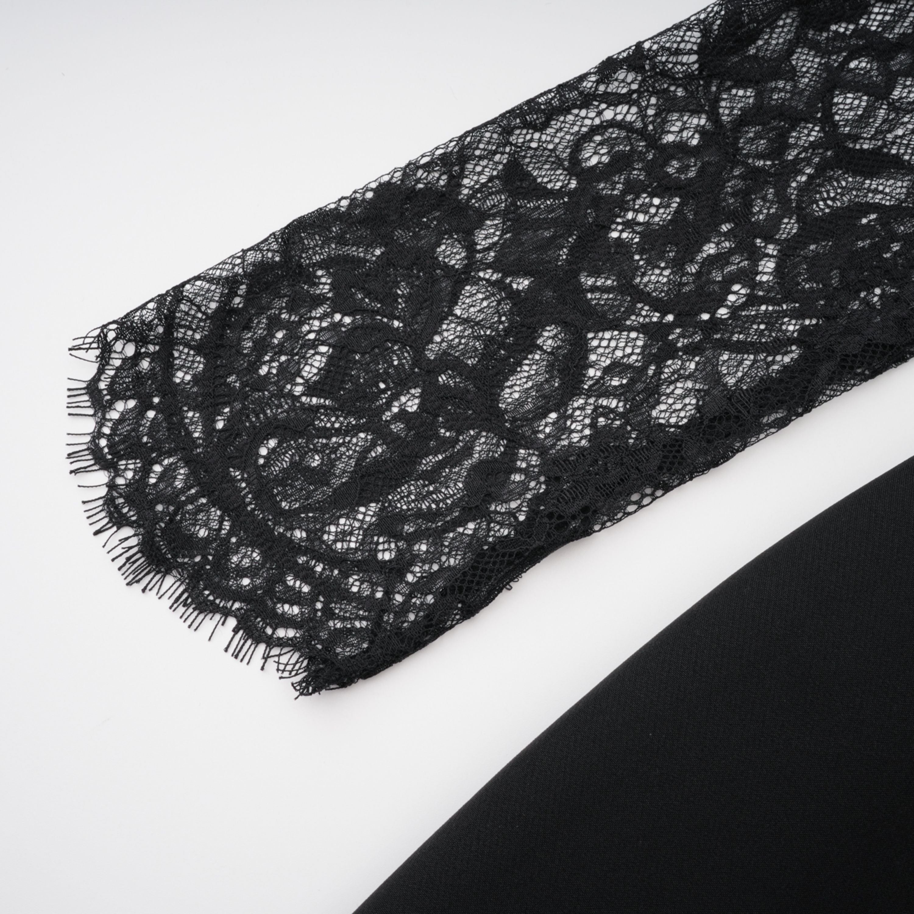 فستان طويل بأكمام من الدانتيل