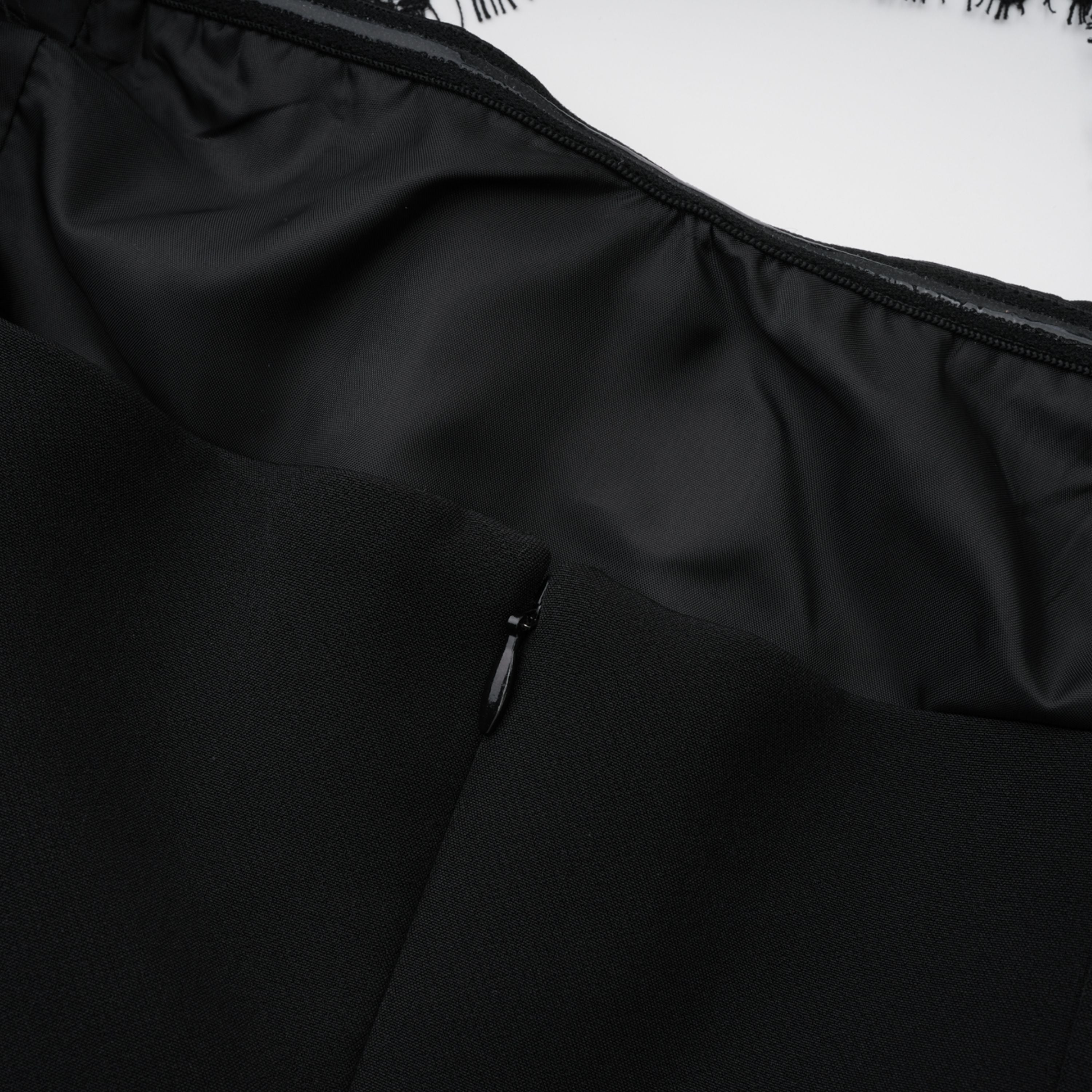 فستان طويل بأكمام من الدانتيل