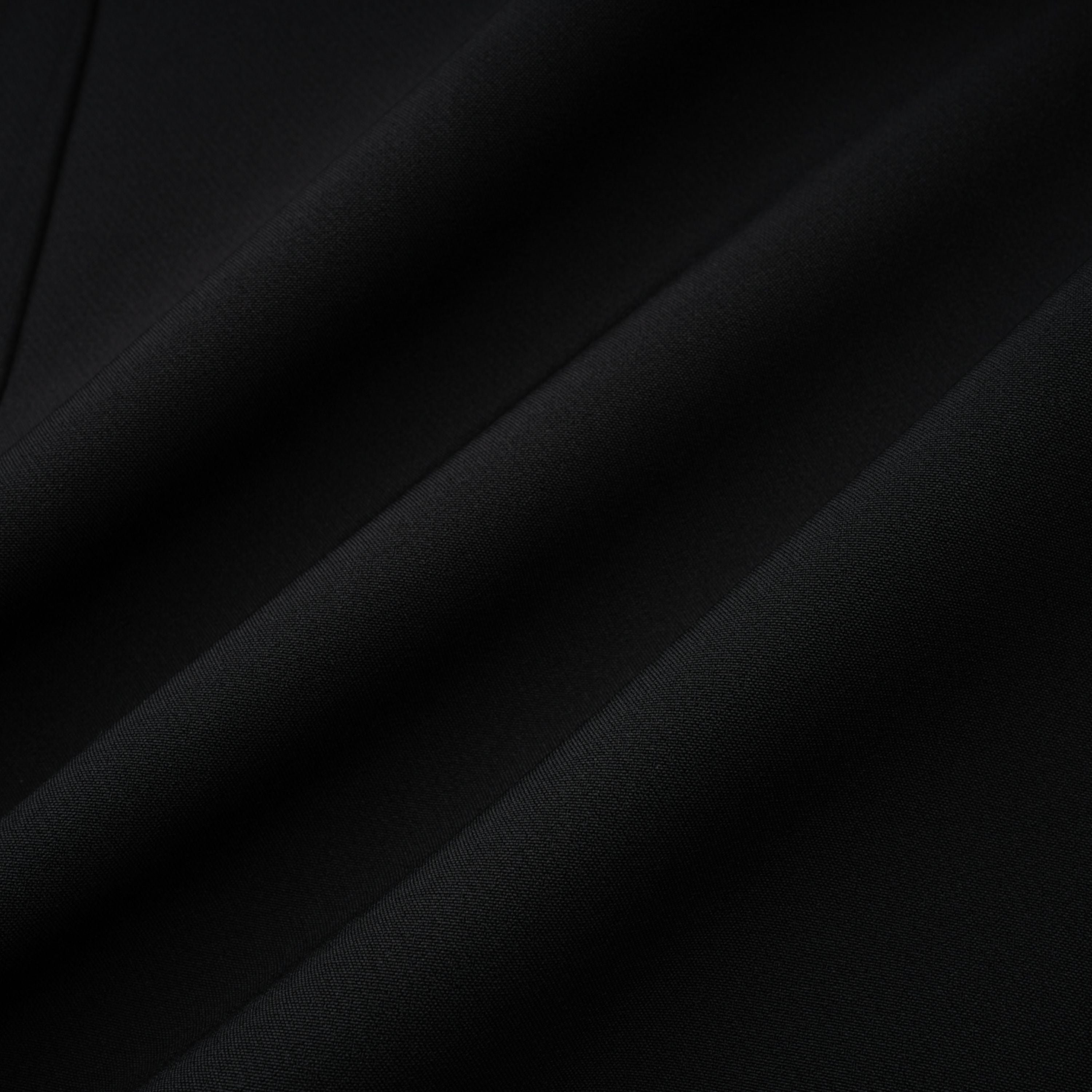 فستان طويل بأكمام من الدانتيل