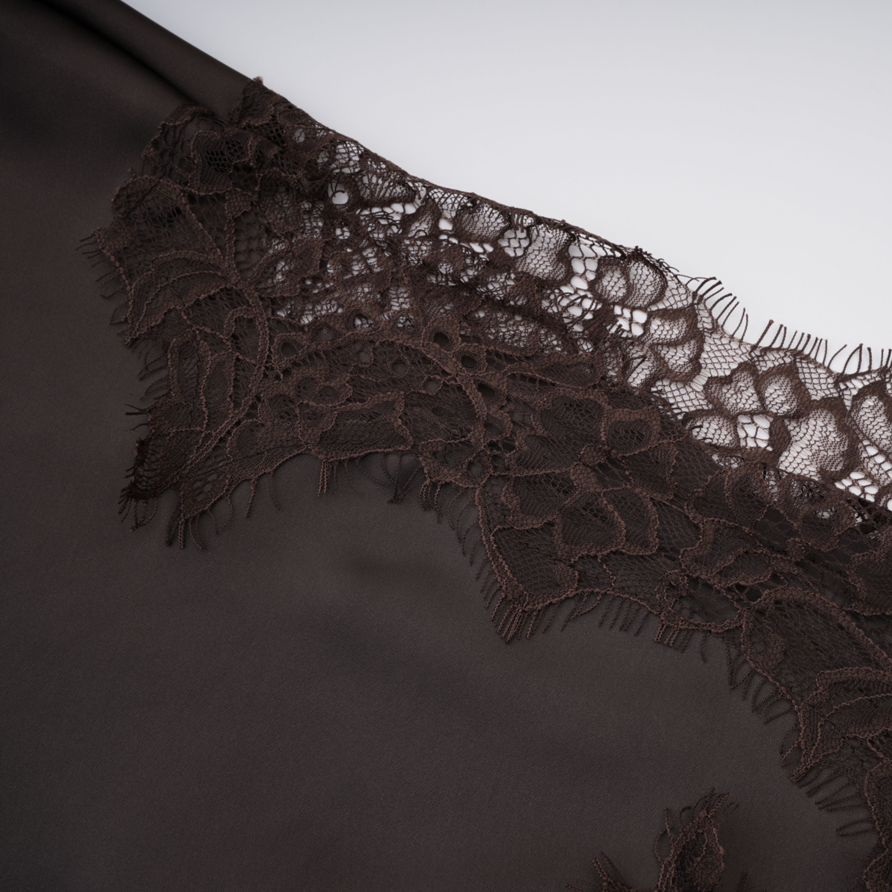 فستان هنريك براون بزخارف من الدانتيل