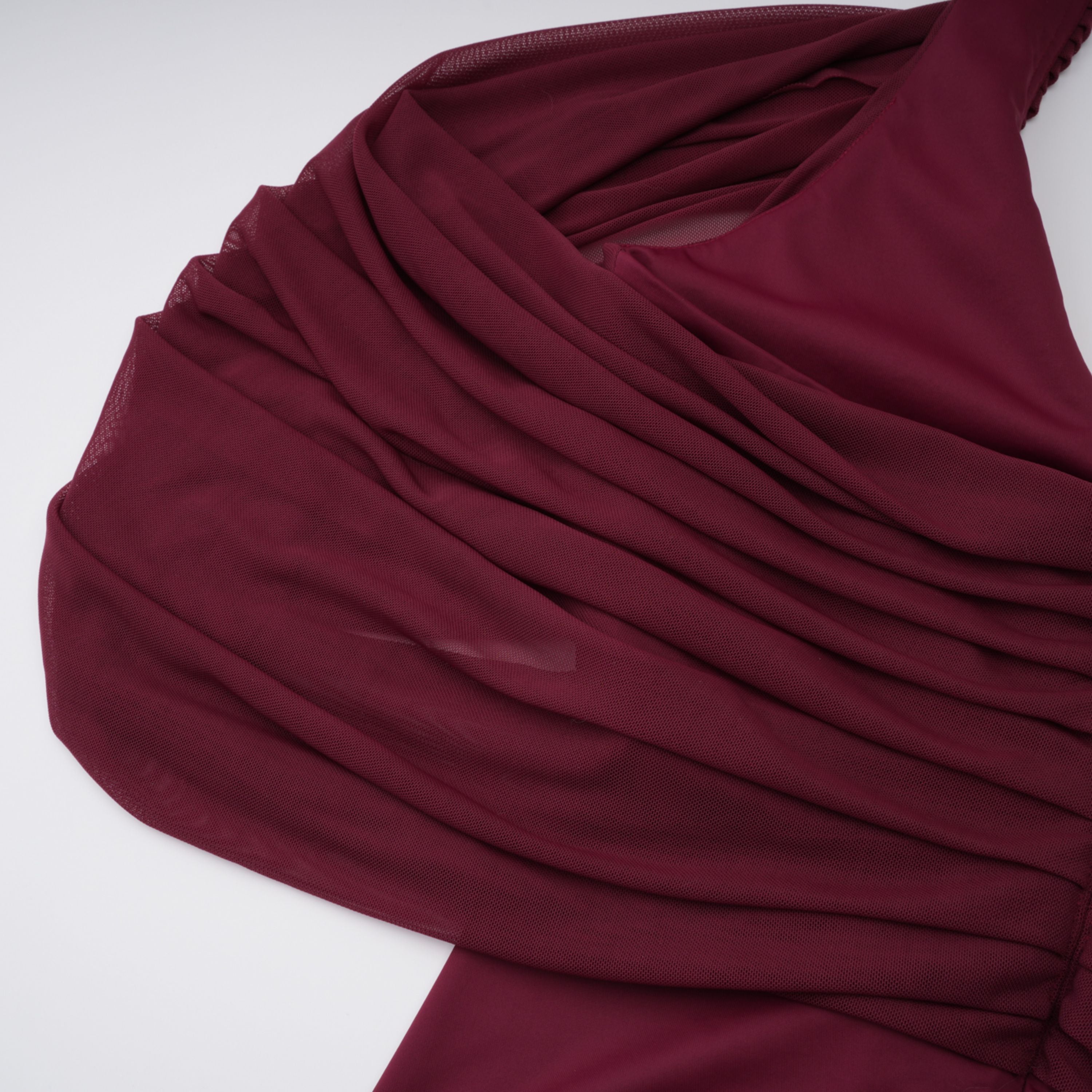 فستان ماكسي طويل بكتفين مكشوفين من Eléa Red