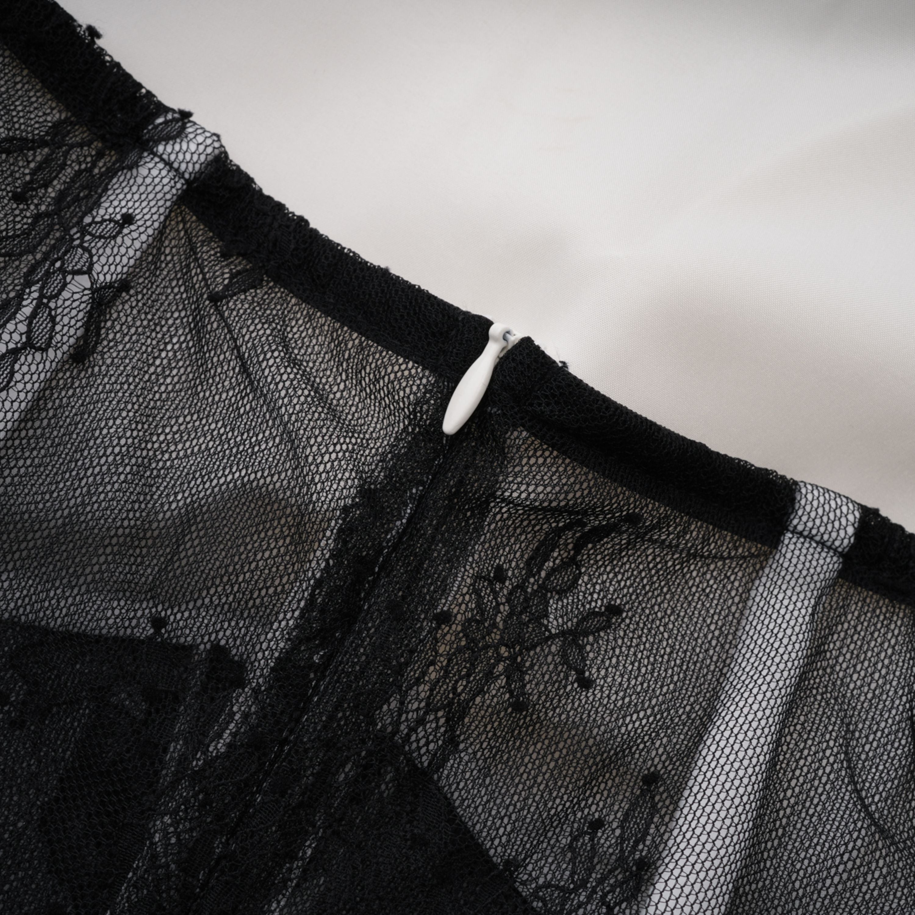 فستان طويل من الدانتيل الأبيض المزين بفتحات من Mirabeau