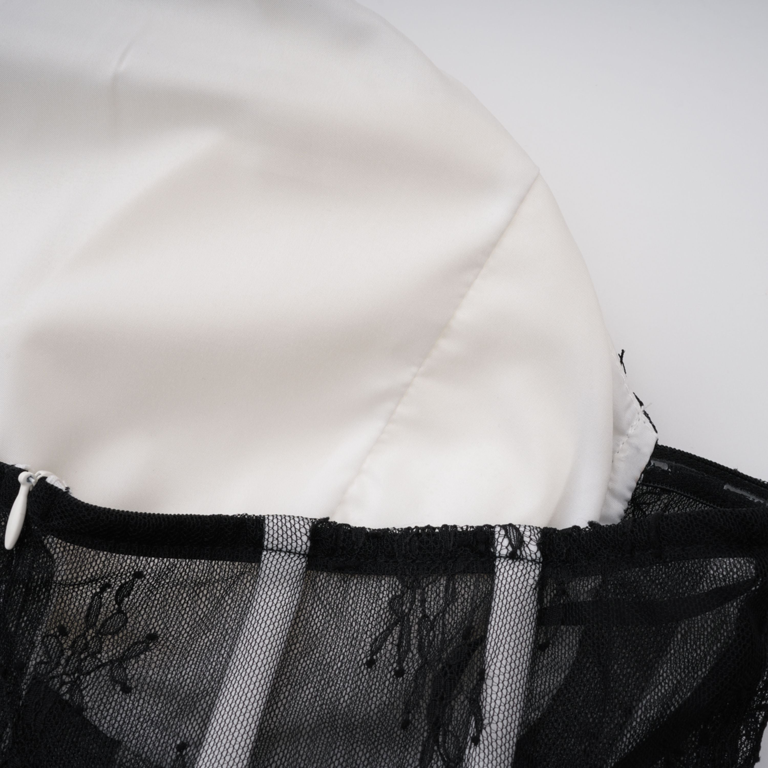 فستان طويل من الدانتيل الأبيض المزين بفتحات من Mirabeau