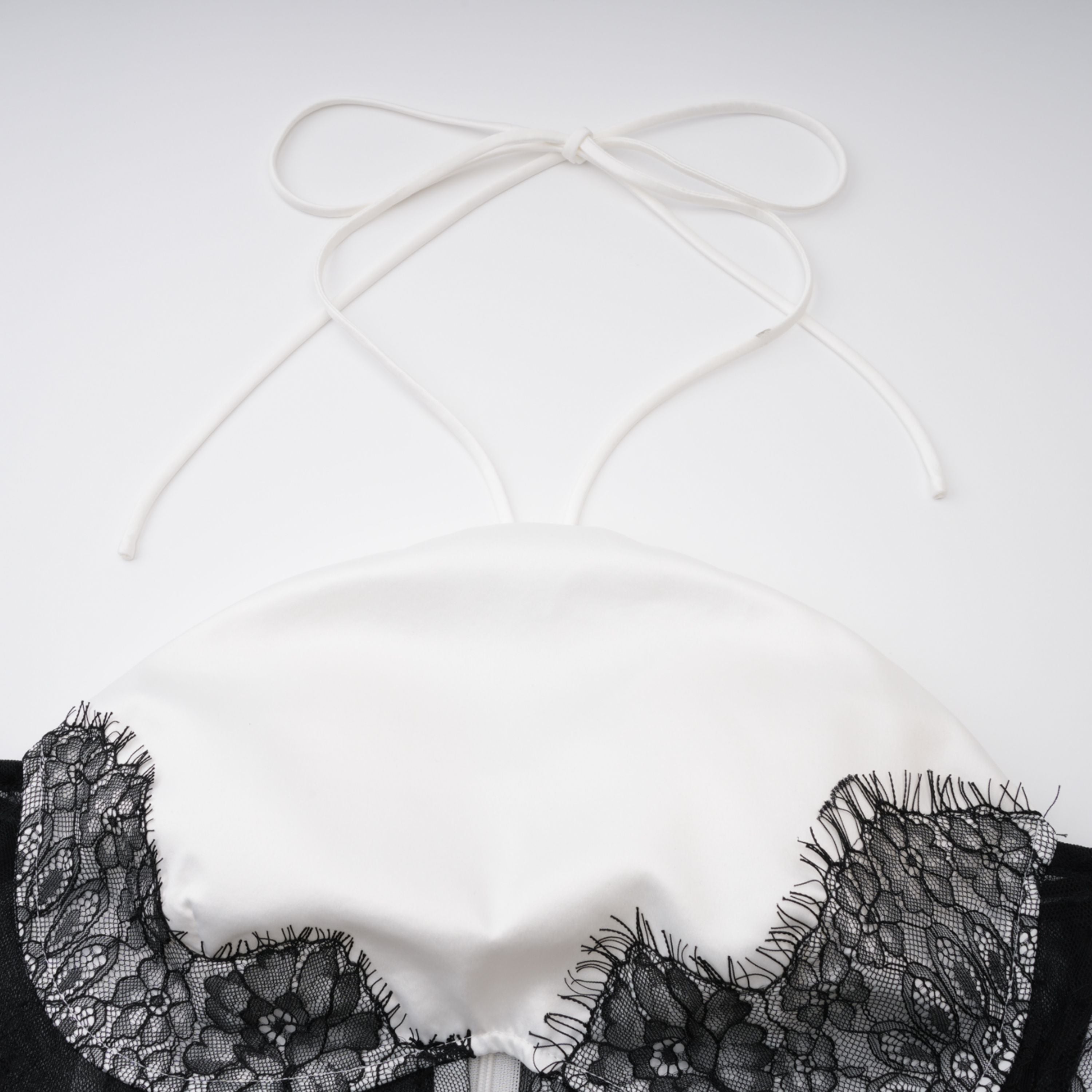 فستان طويل من الدانتيل الأبيض المزين بفتحات من Mirabeau