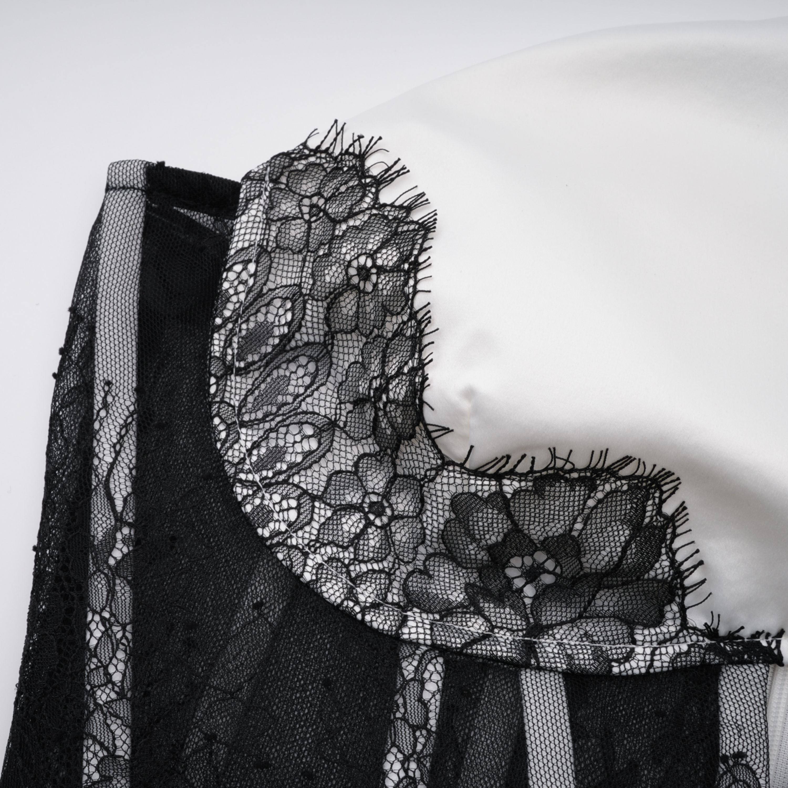 فستان طويل من الدانتيل الأبيض المزين بفتحات من Mirabeau