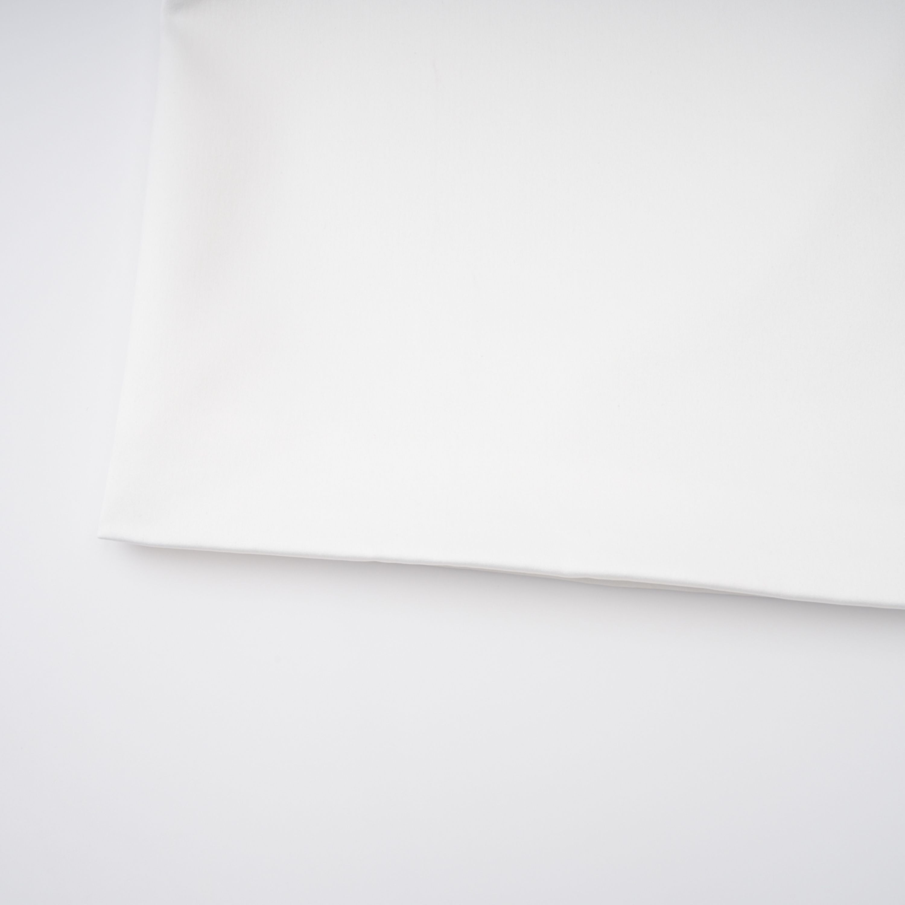 فستان طويل من الدانتيل الأبيض المزين بفتحات من Mirabeau