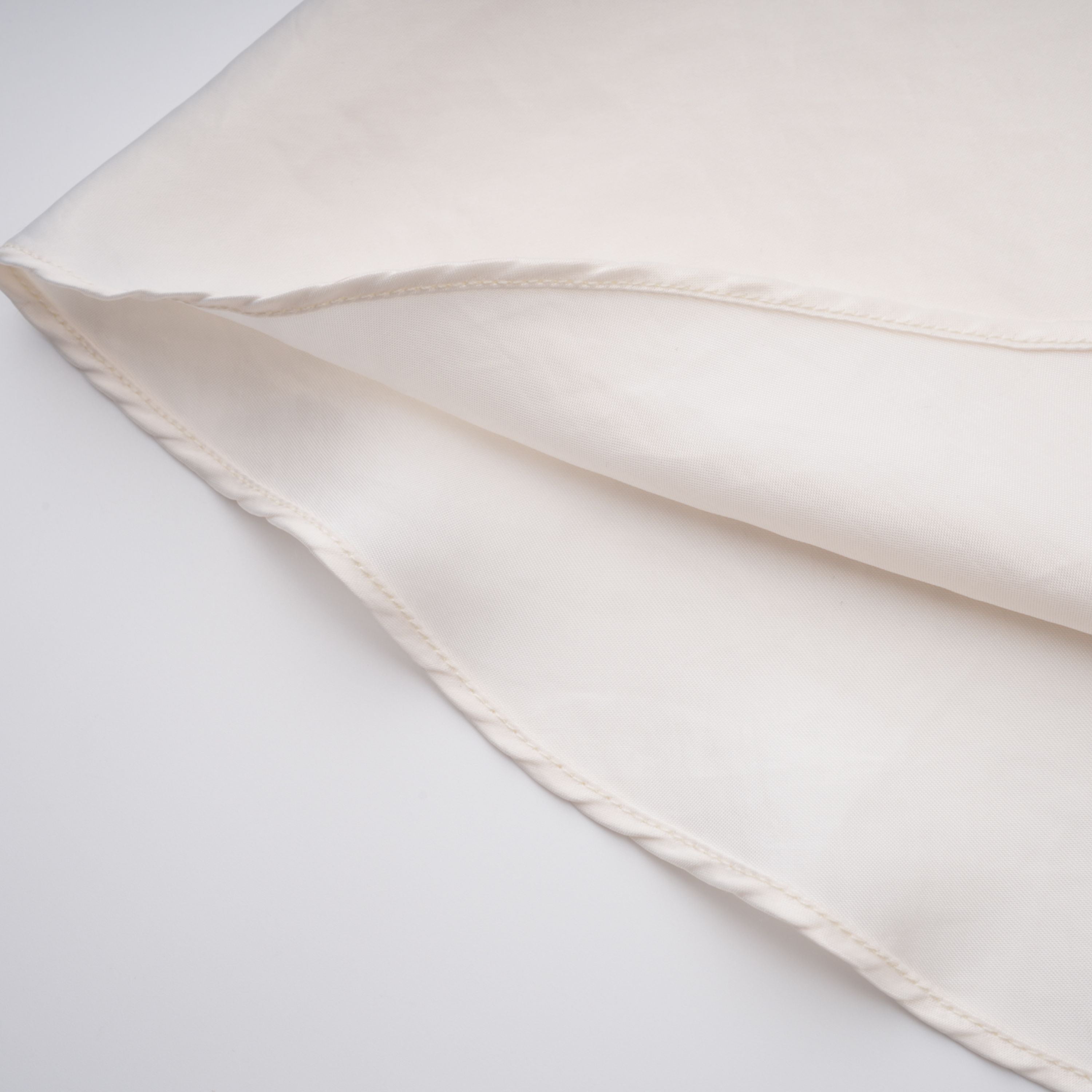 فستان طويل من الساتان باللون البيج الفاتح بدون أكمام ومزين بكشكشة