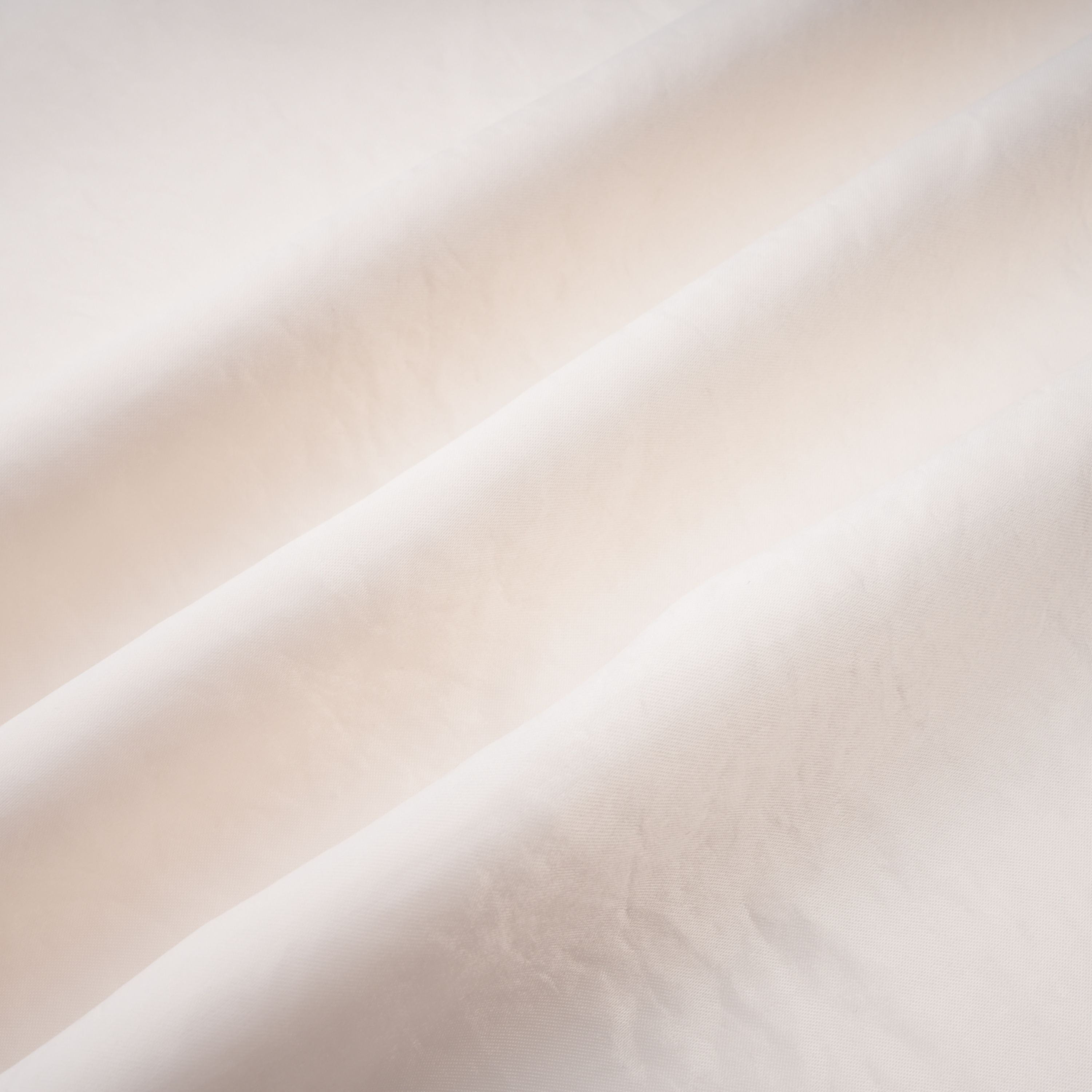 فستان طويل من الساتان باللون البيج الفاتح بدون أكمام ومزين بكشكشة