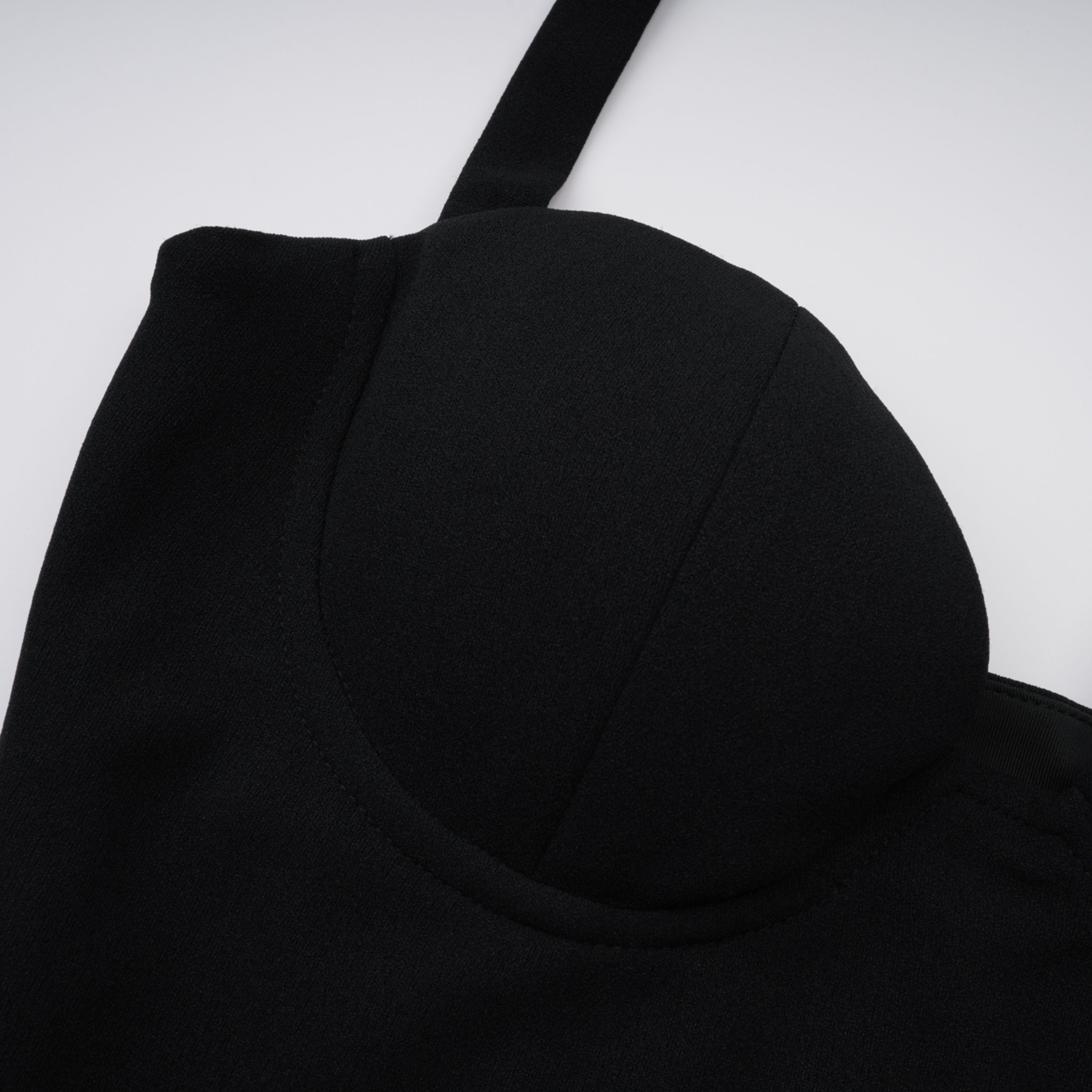 فستان طويل أسود برقبة حبال وفتحات من Kaelin