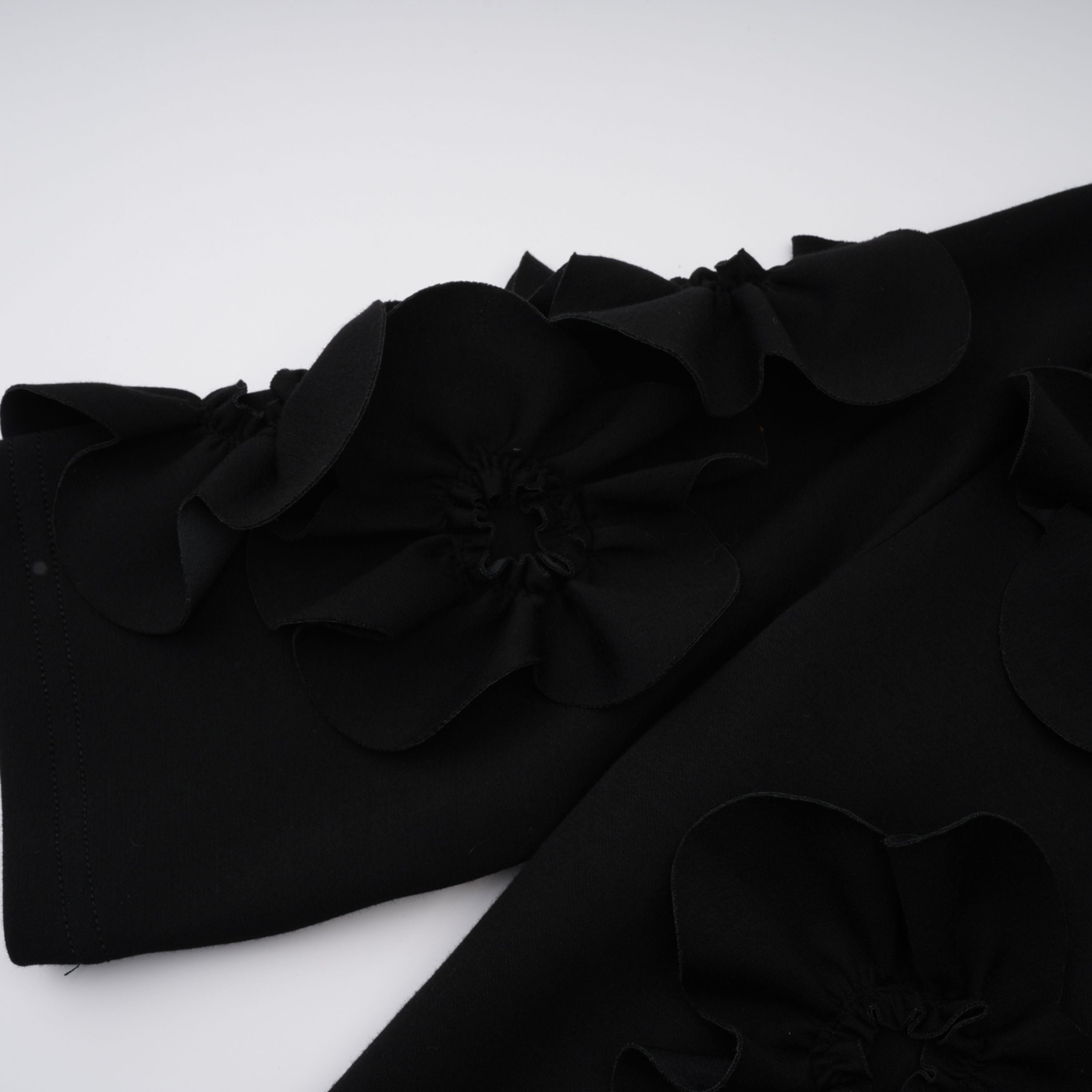 فستان طويل مزين بزخارف زهور وإكسسوارات سوداء من Isidora