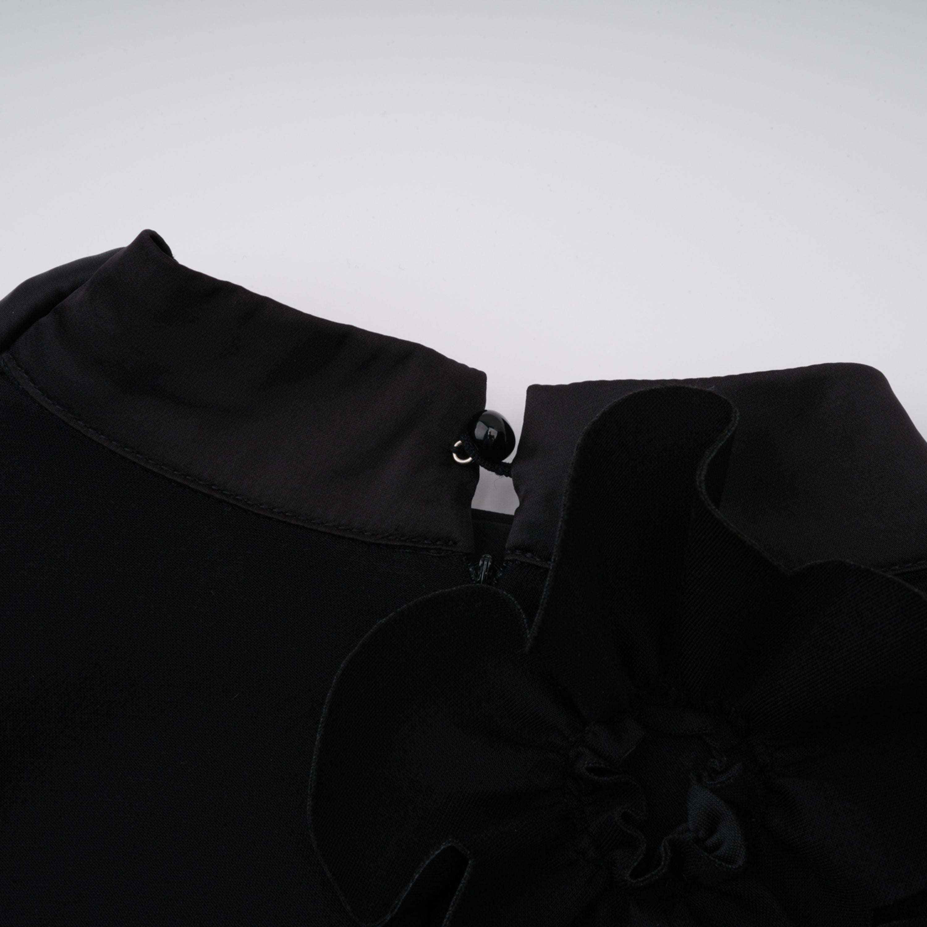 فستان طويل مزين بزخارف زهور وإكسسوارات سوداء من Isidora