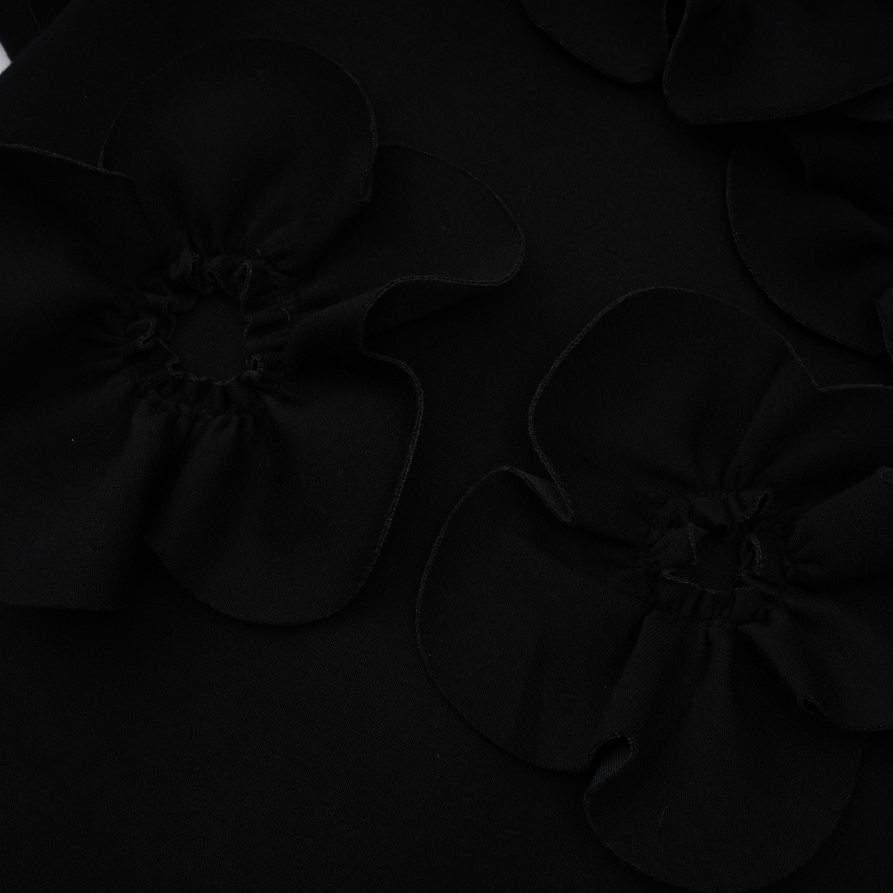 فستان طويل مزين بزخارف زهور وإكسسوارات سوداء من Isidora