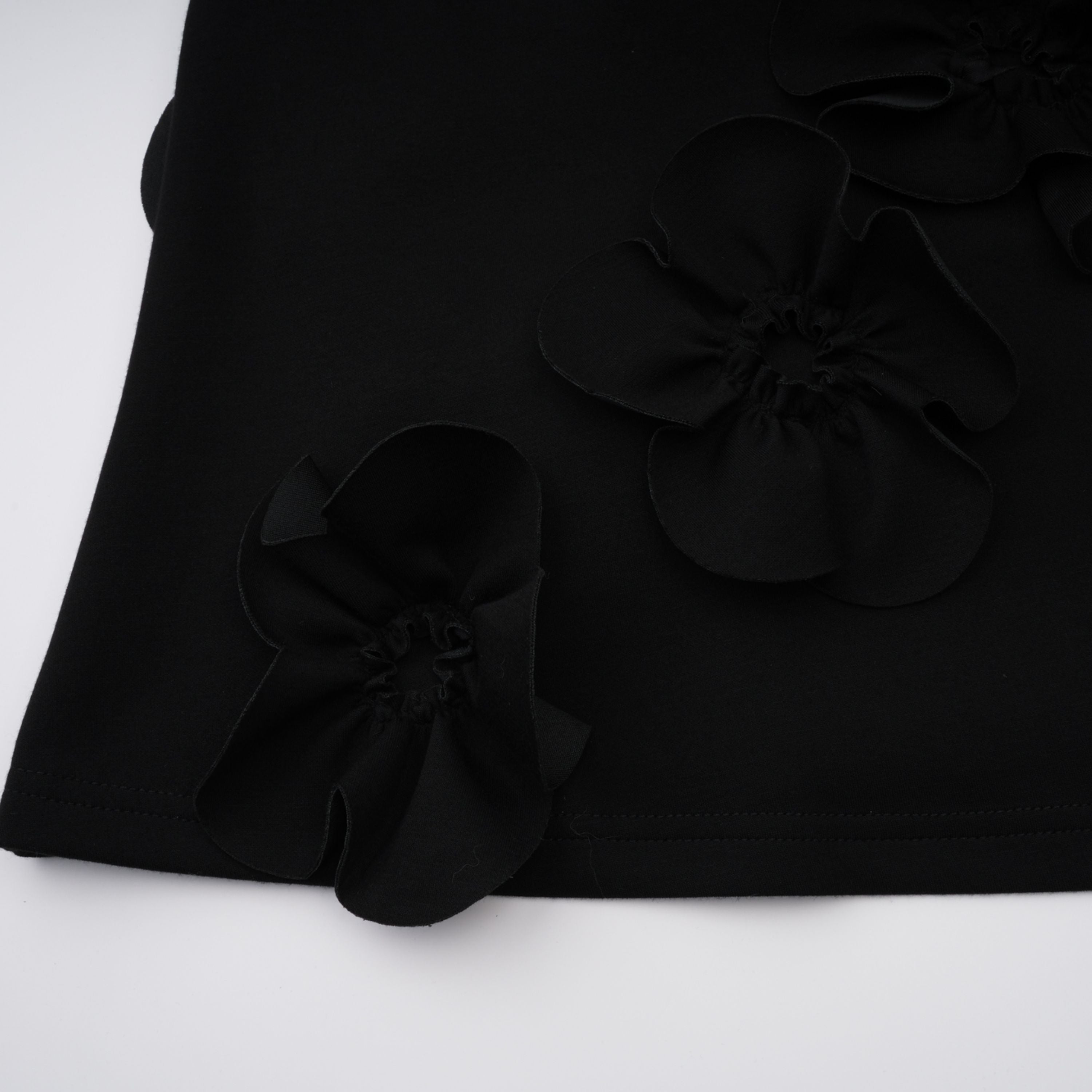 فستان طويل مزين بزخارف زهور وإكسسوارات سوداء من Isidora