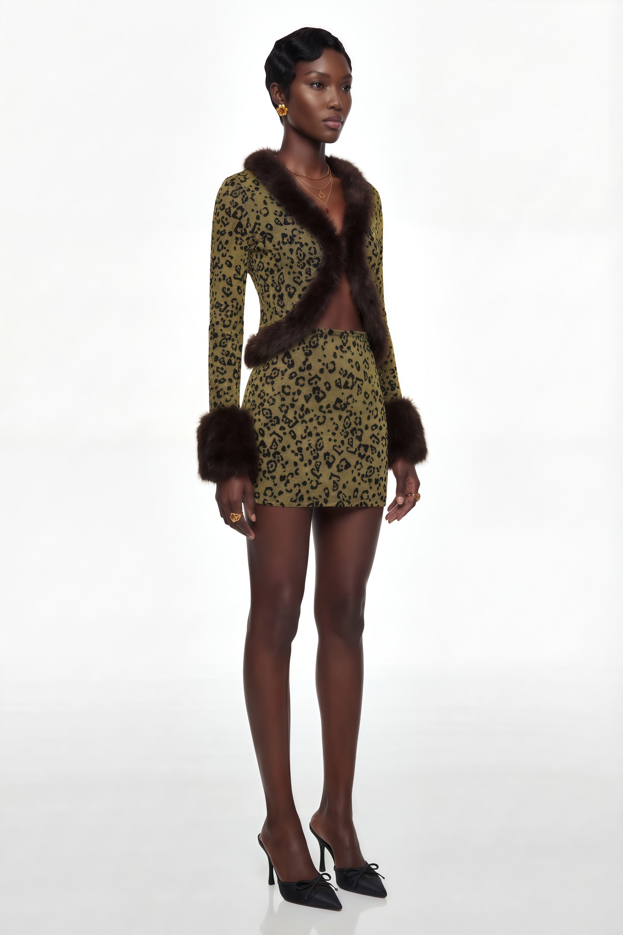 طقم بلوزة وتنورة من دانيكا باللون الأصفر مع حواف من الفرو المرقط