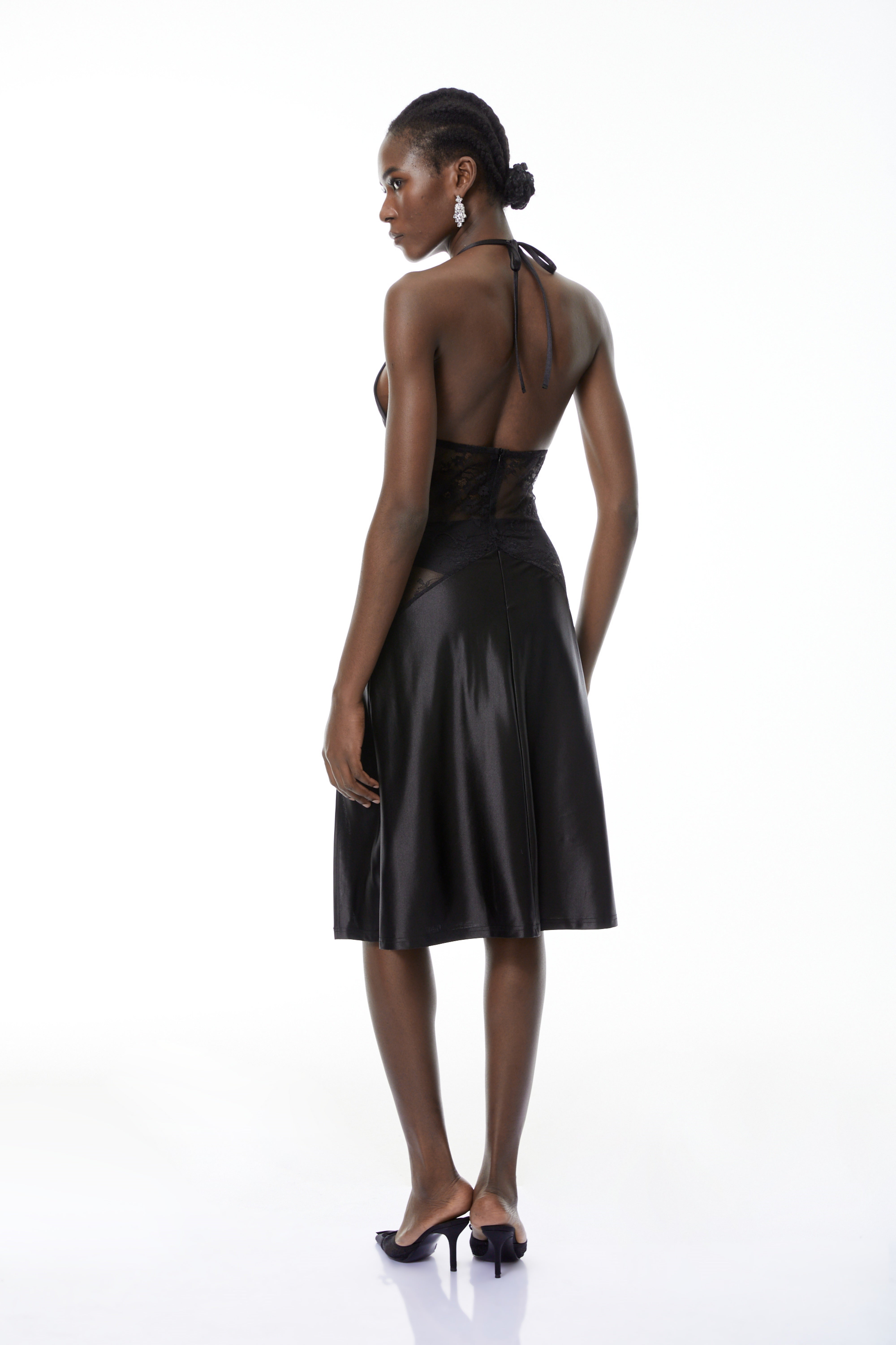 فستان ميدي من دنيسا بالدانتيل الأسود