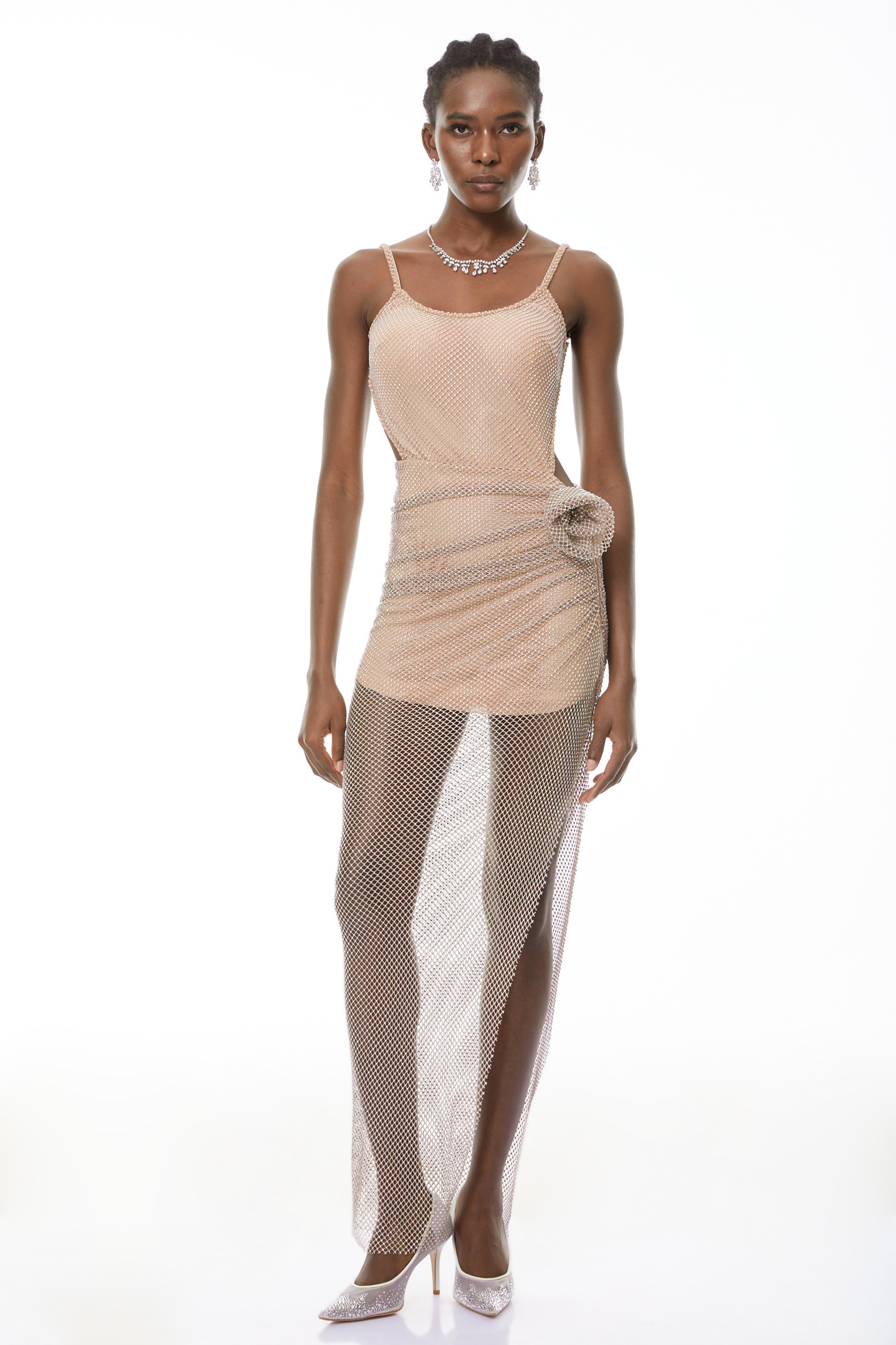 فستان طويل مزين بالكريستال من Eliza Champagne