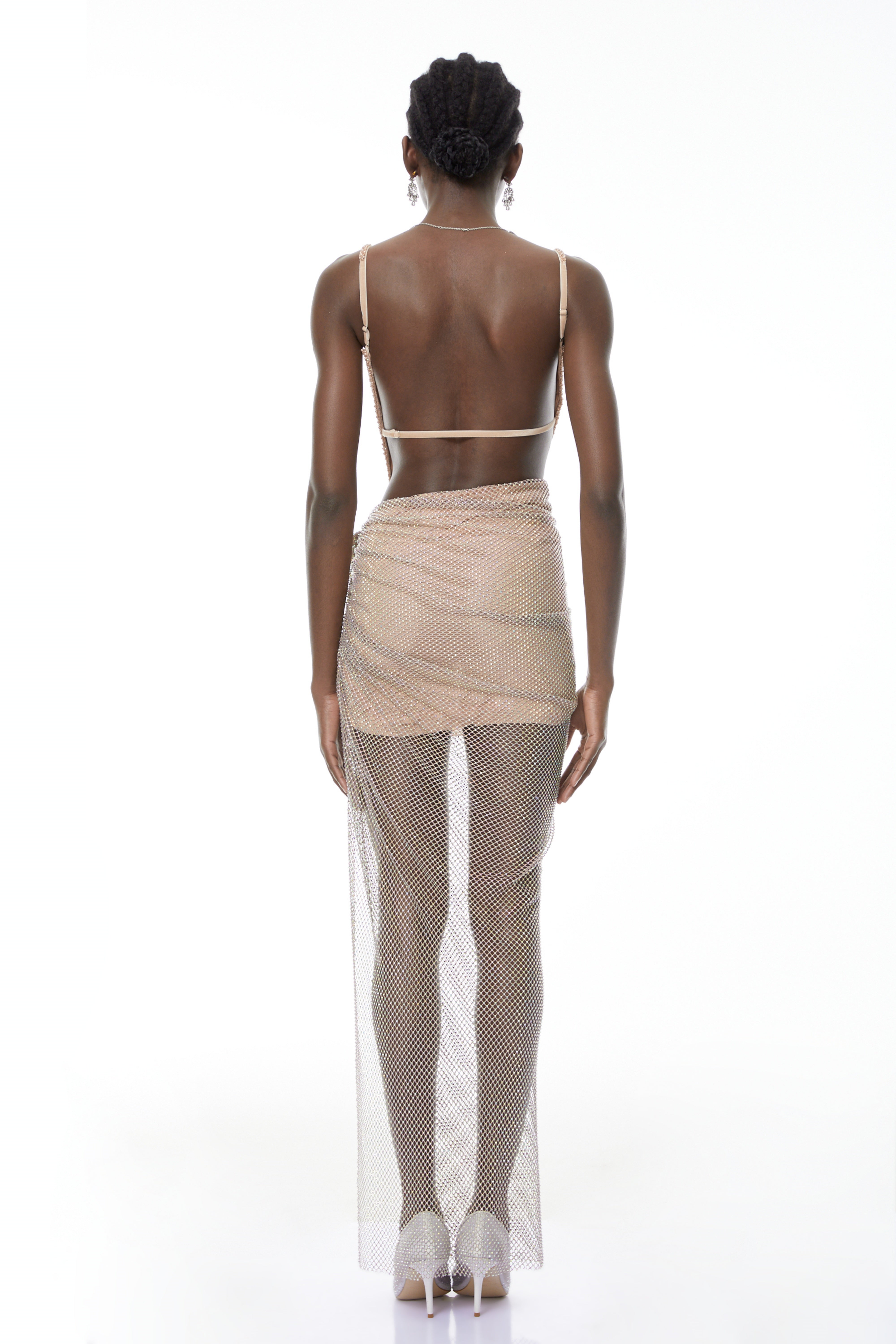 فستان طويل مزين بالكريستال من Eliza Champagne