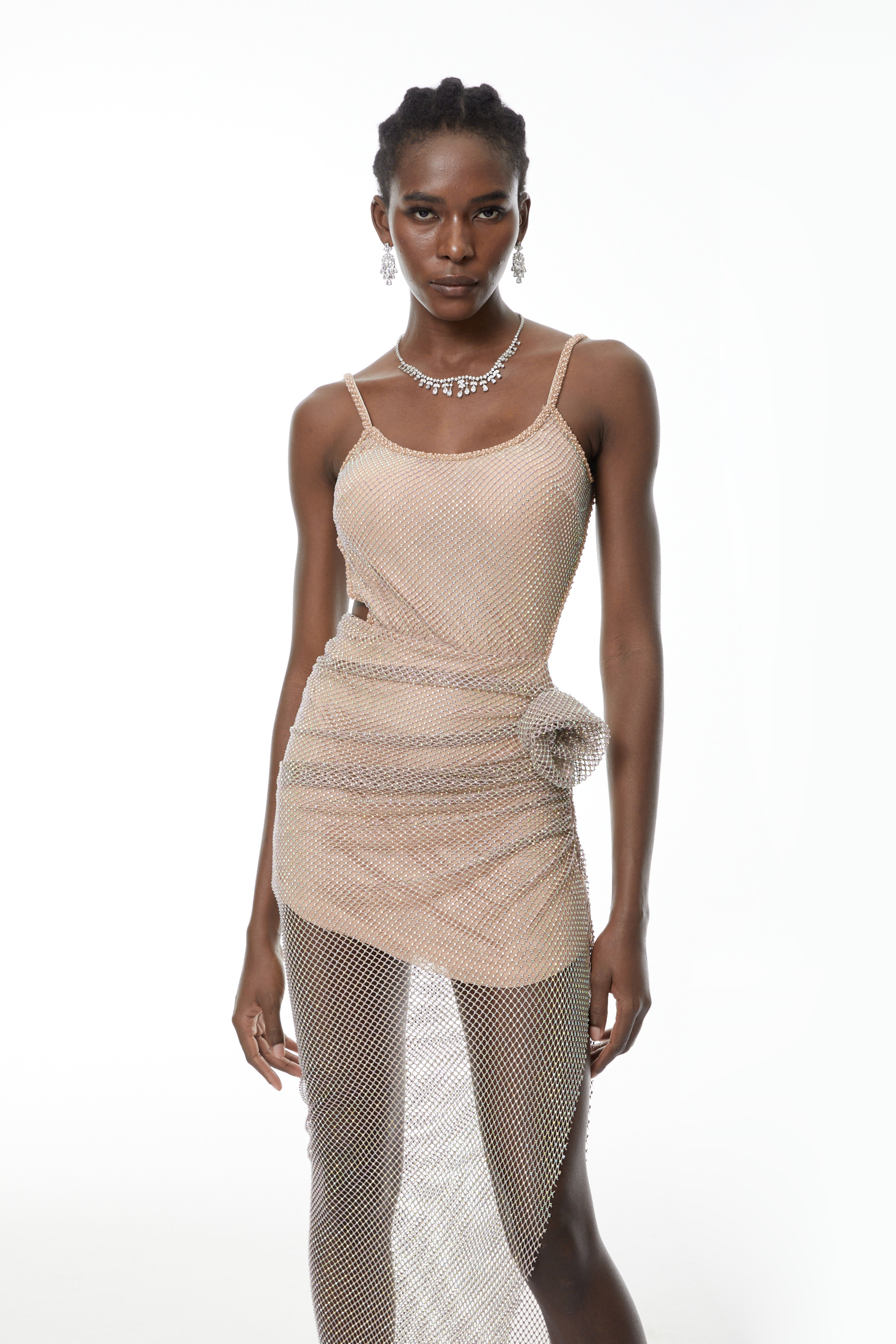 فستان طويل مزين بالكريستال من Eliza Champagne