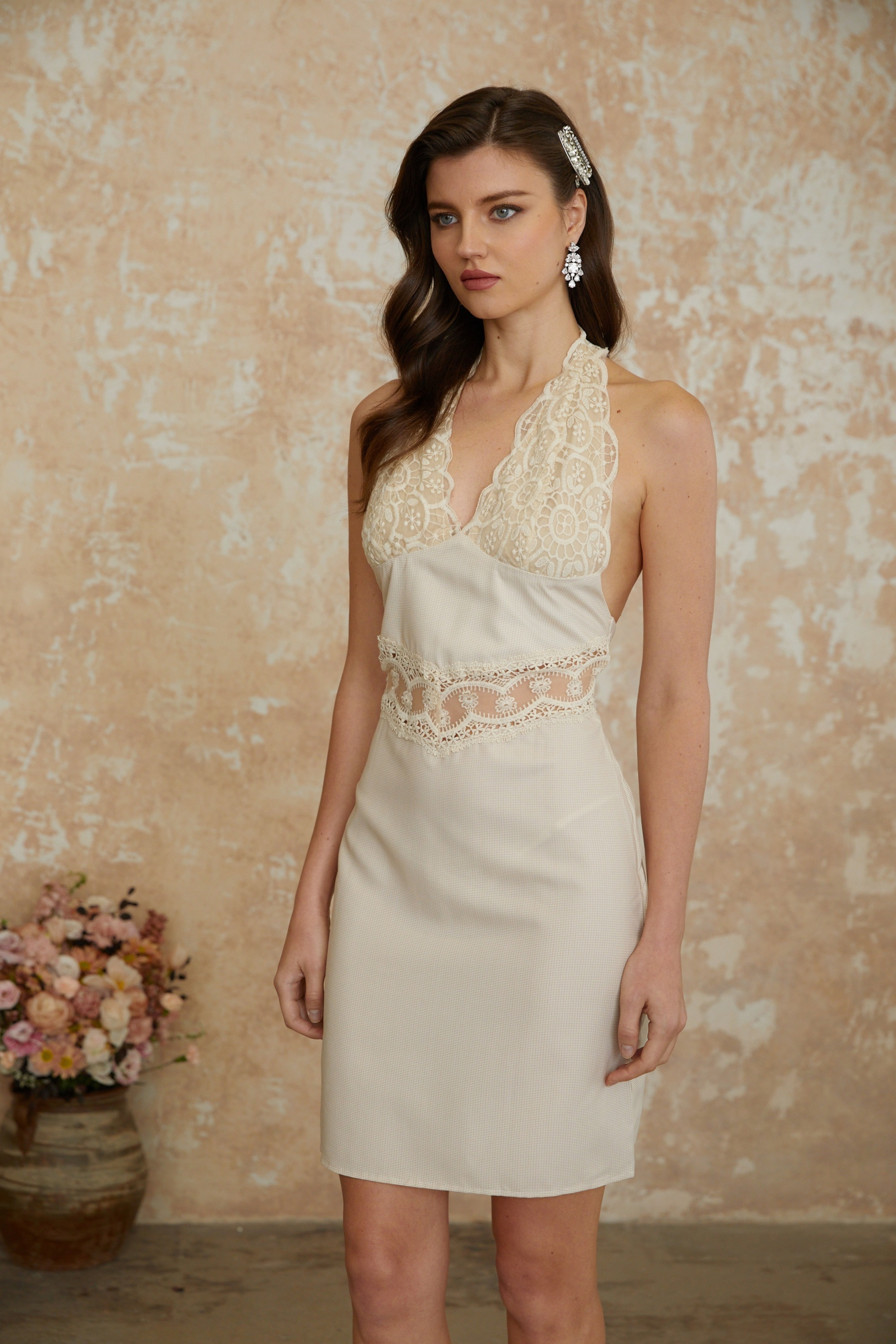 فستان قصير برقبة حلقية وطبقة من الدانتيل باللون المحايد من Ella