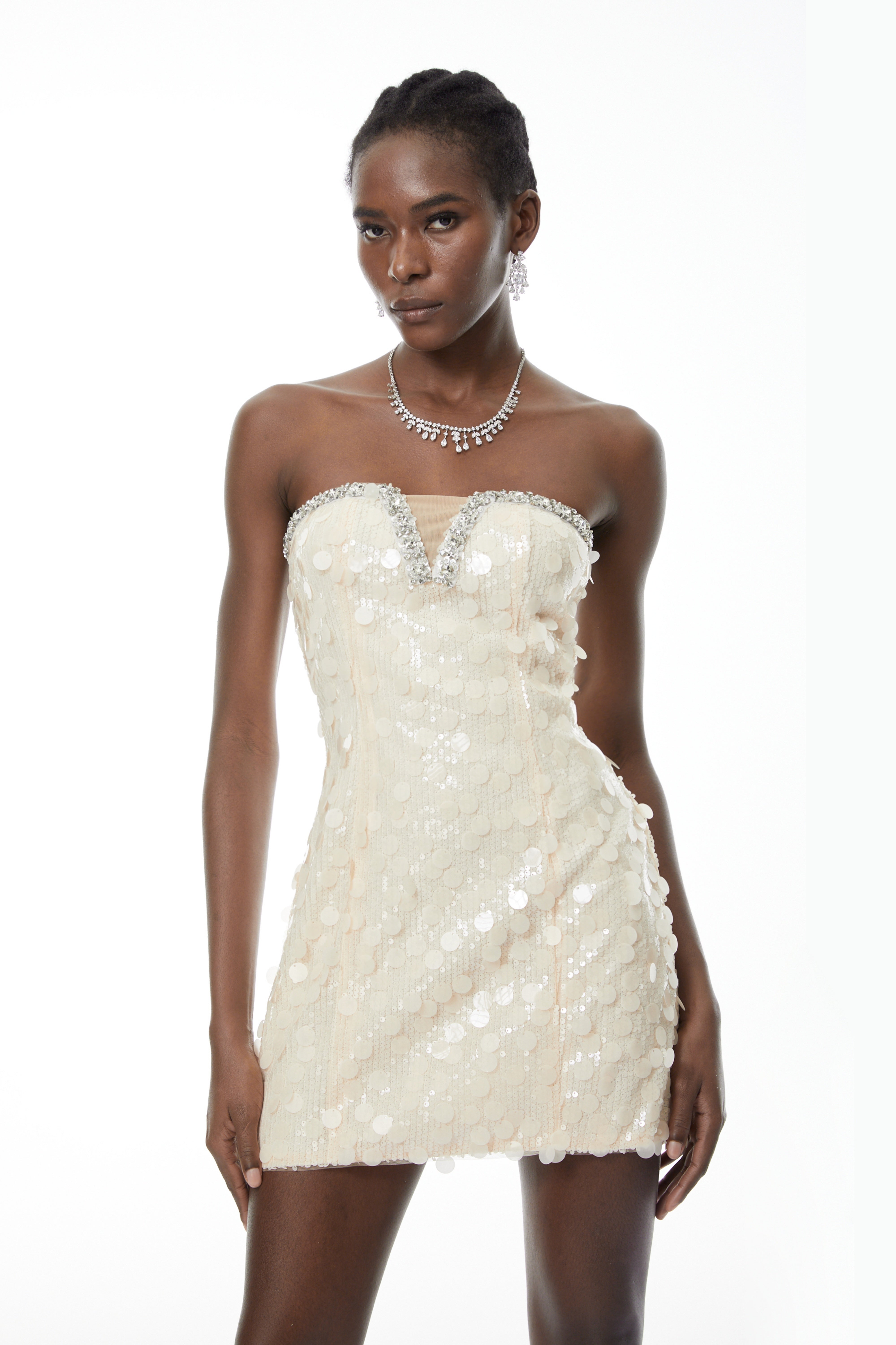 فستان قصير كريمي اللون مزين بالترتر من Elliana