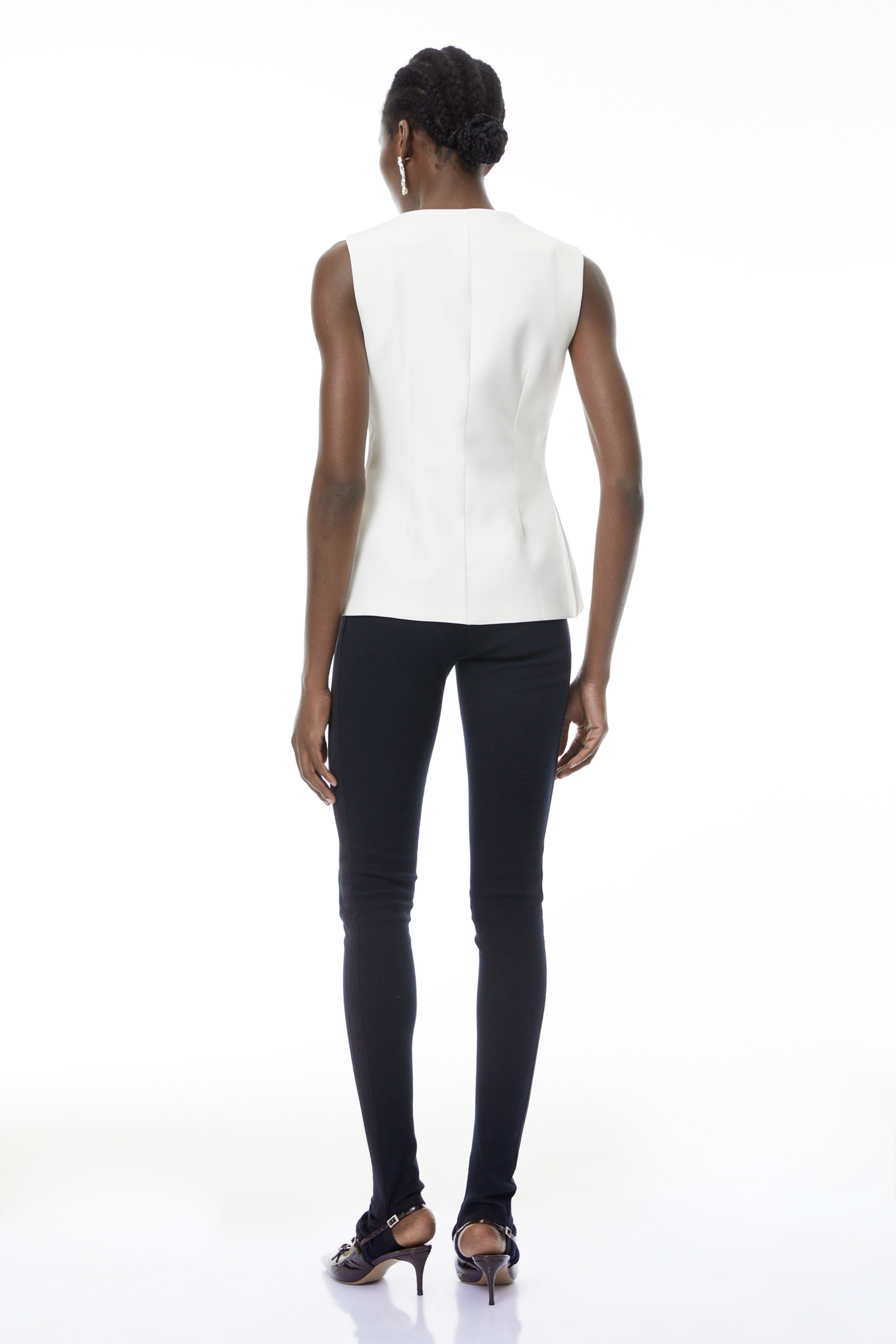 سترة إيما وايت بأزرار ذهبية