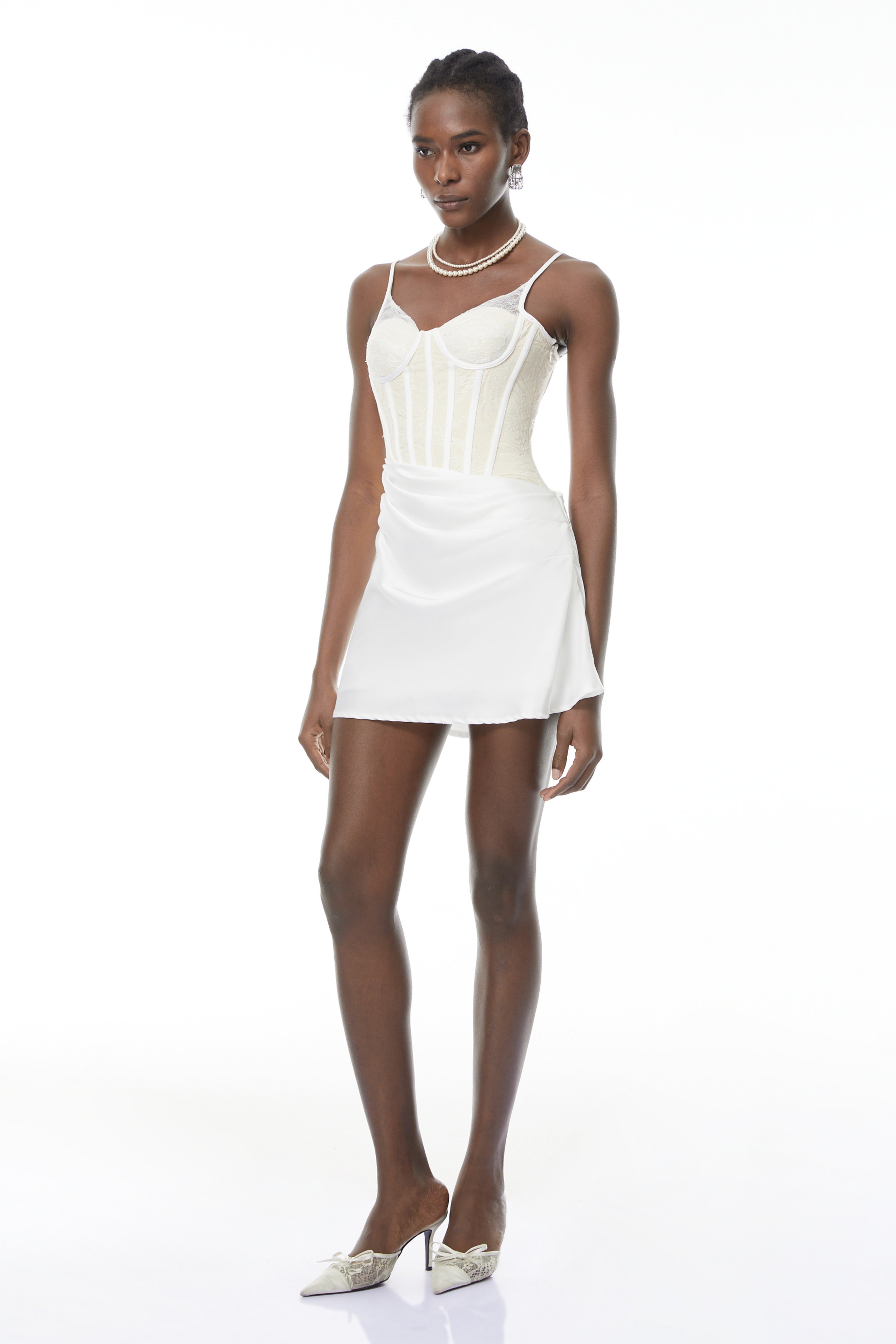 فستان قصير ضيق باللون الأبيض مع أجزاء من الدانتيل من Eufrosina