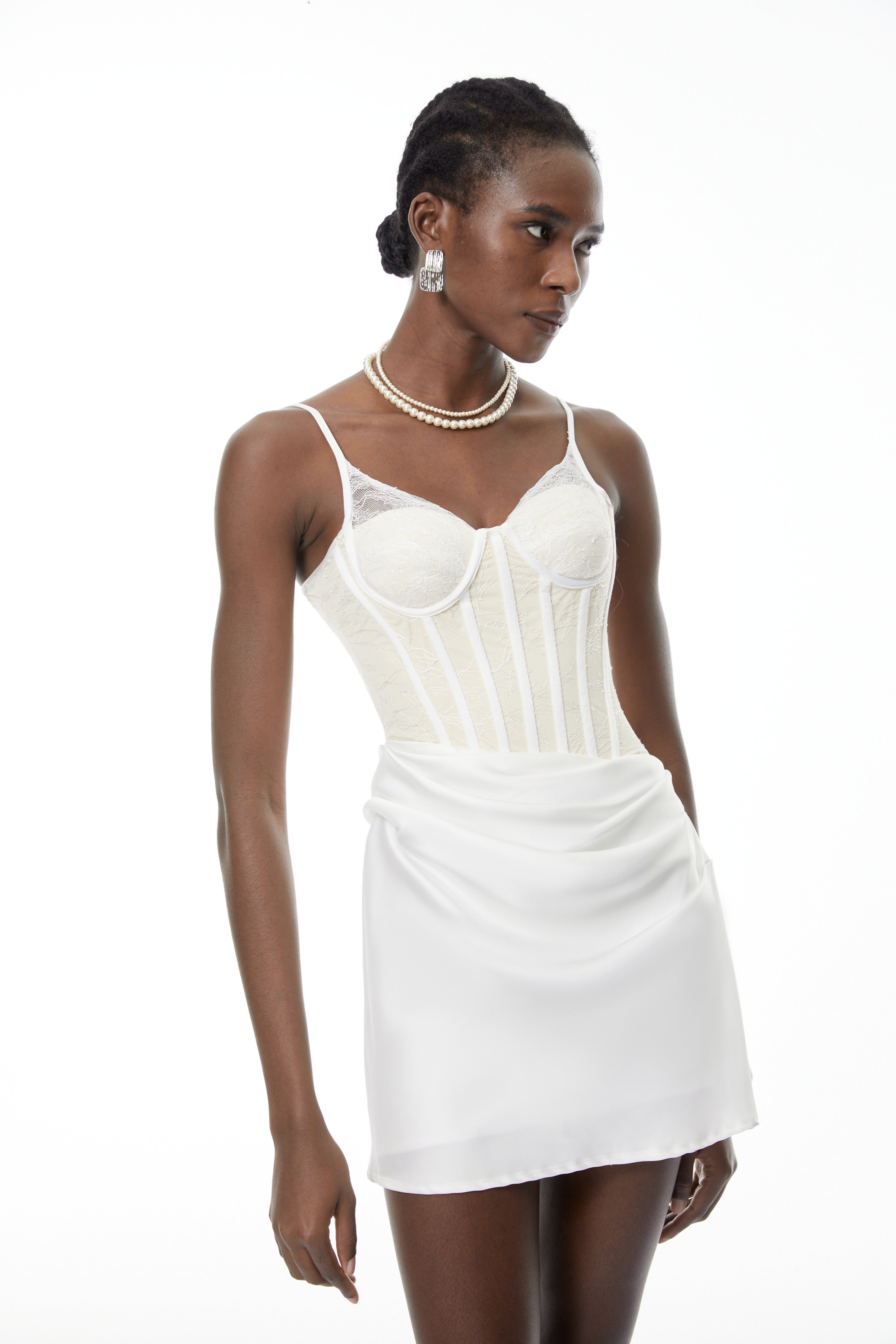 فستان قصير ضيق باللون الأبيض مع أجزاء من الدانتيل من Eufrosina