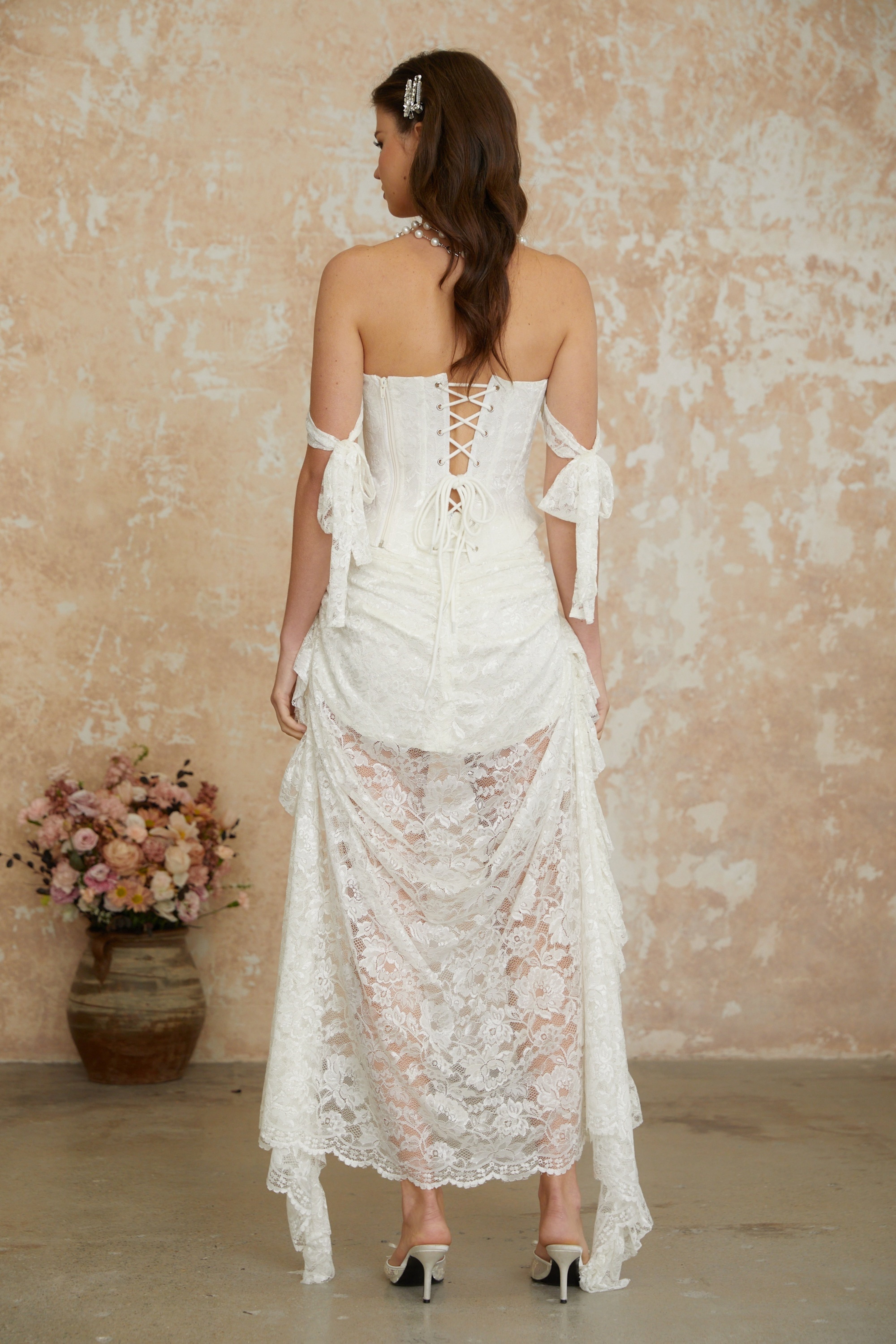 طقم بلوزة وتنورة من الدانتيل المزين بالزهور واللؤلؤ الأبيض من Garance