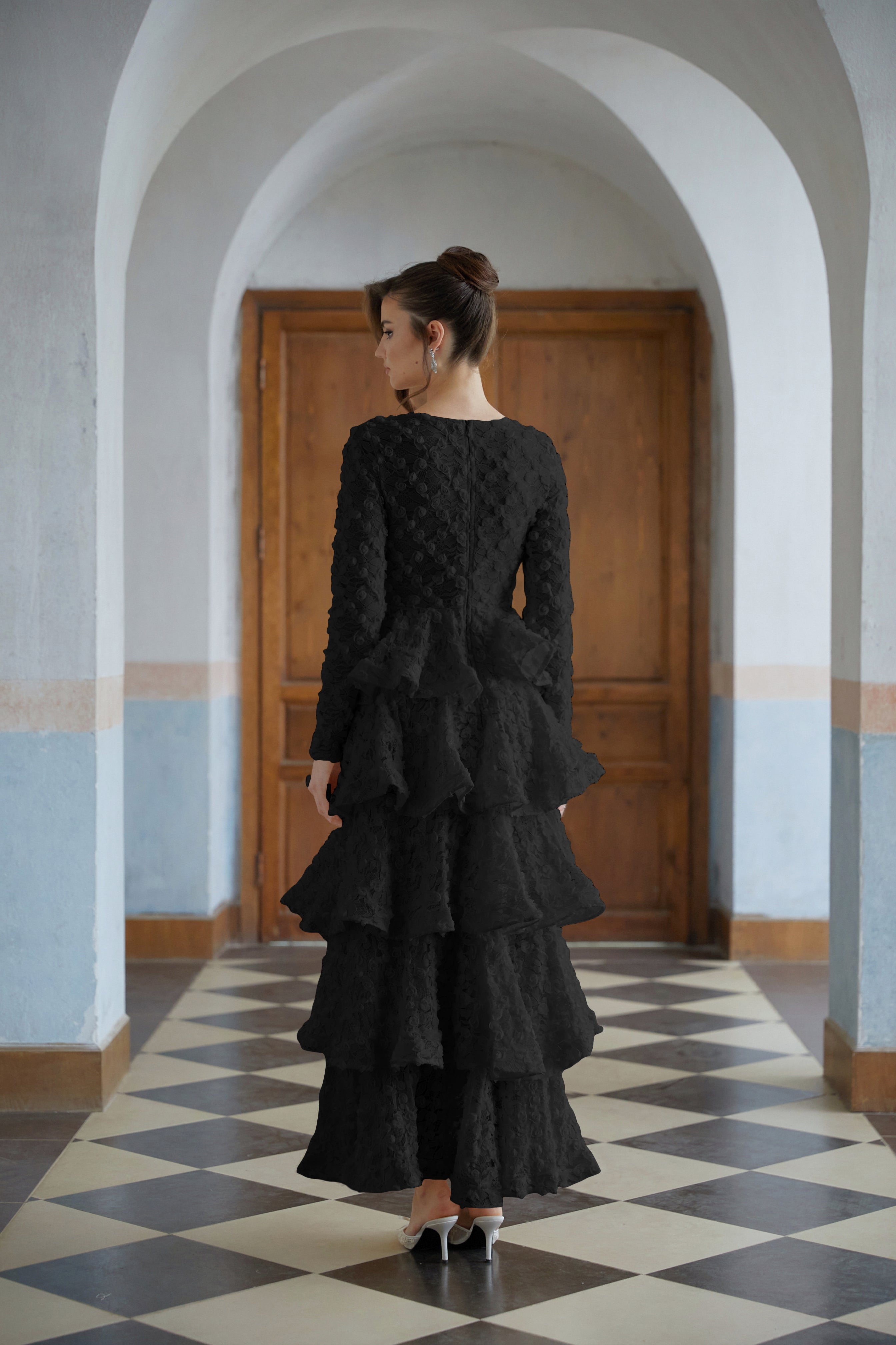 فستان طويل من الدانتيل المزين بزهور متدرجة باللون الأسود من Halla