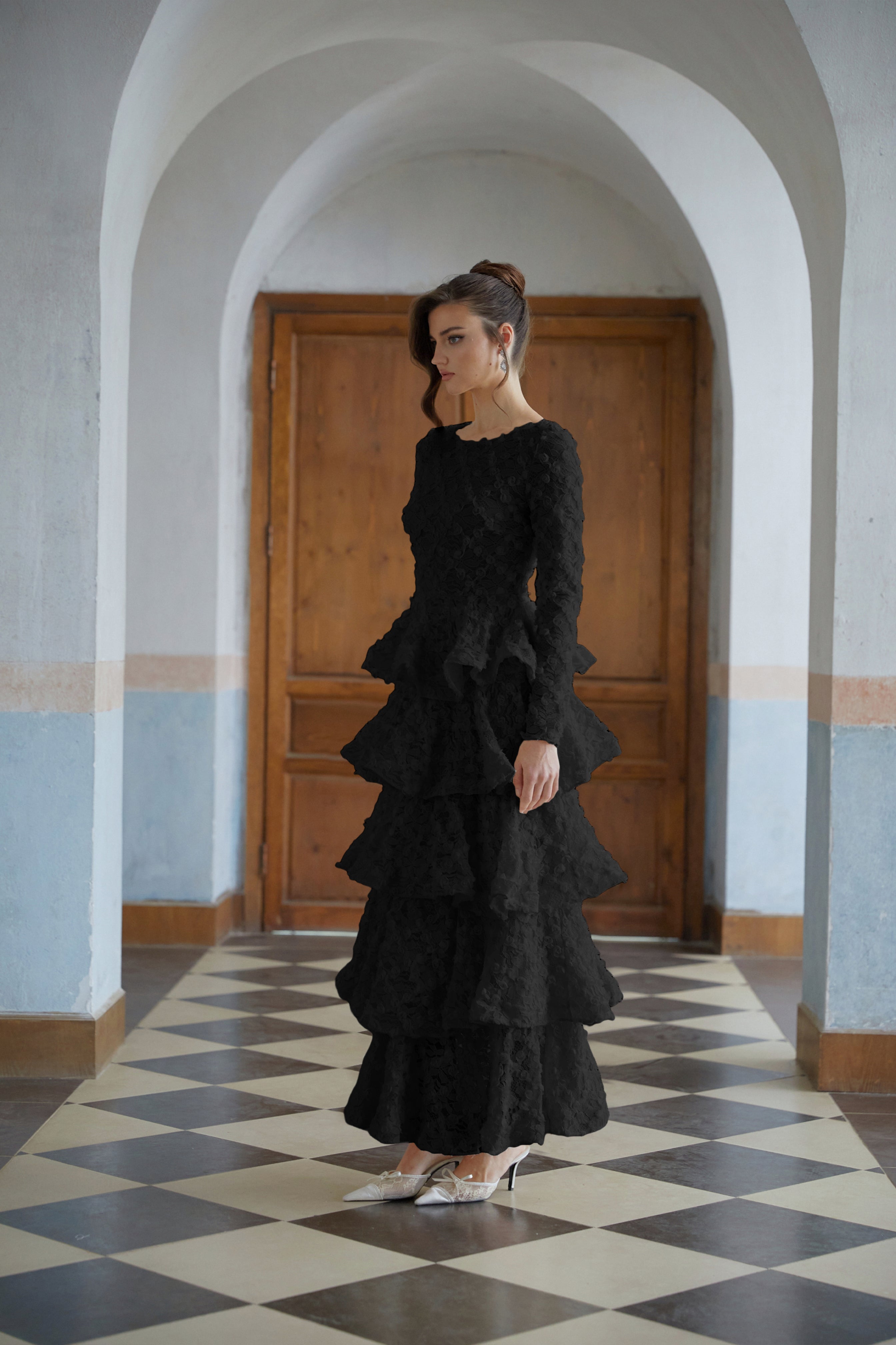 فستان طويل من الدانتيل المزين بزهور متدرجة باللون الأسود من Halla