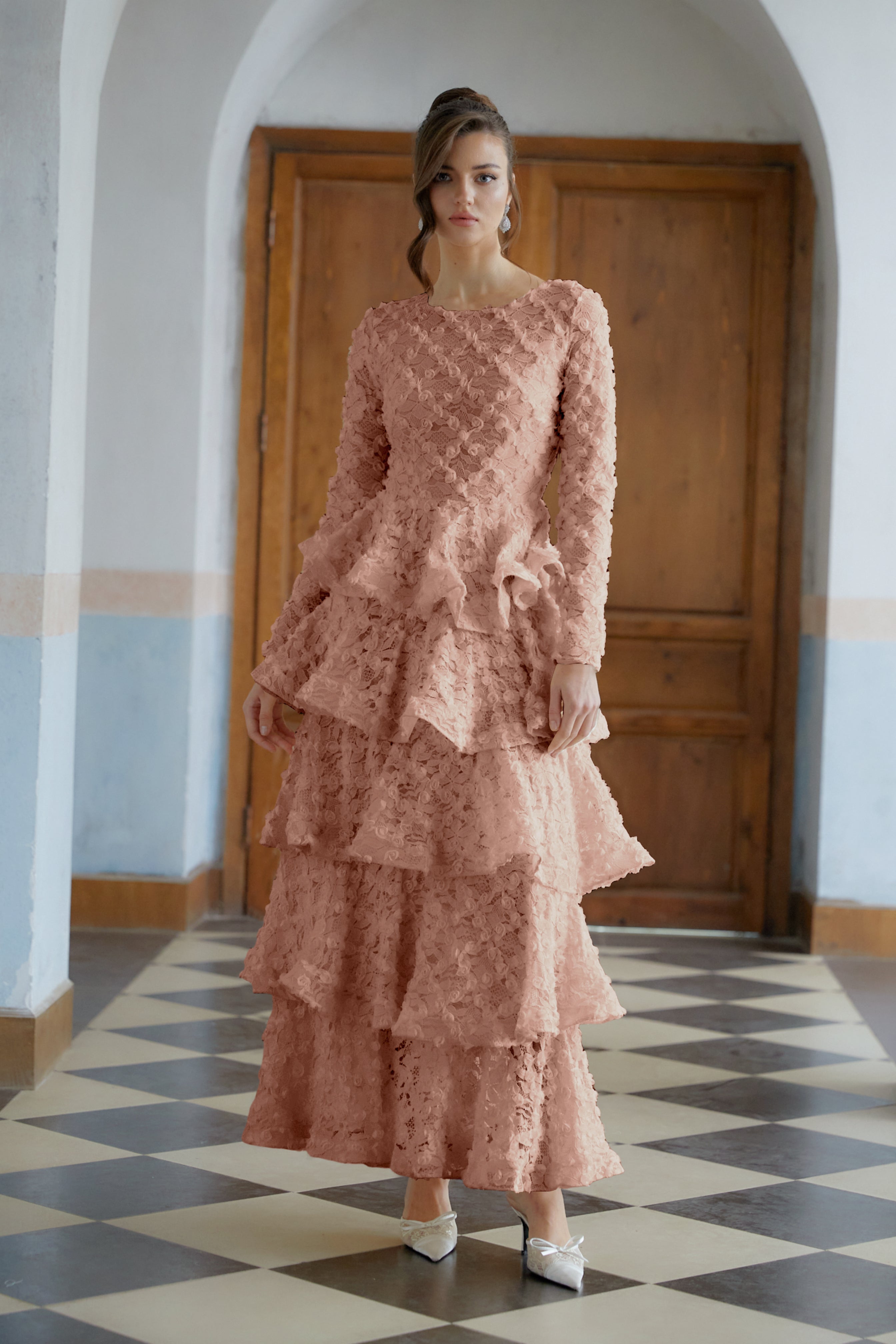 فستان طويل من الدانتيل المزين بزهور متدرجة باللون الوردي من Halla