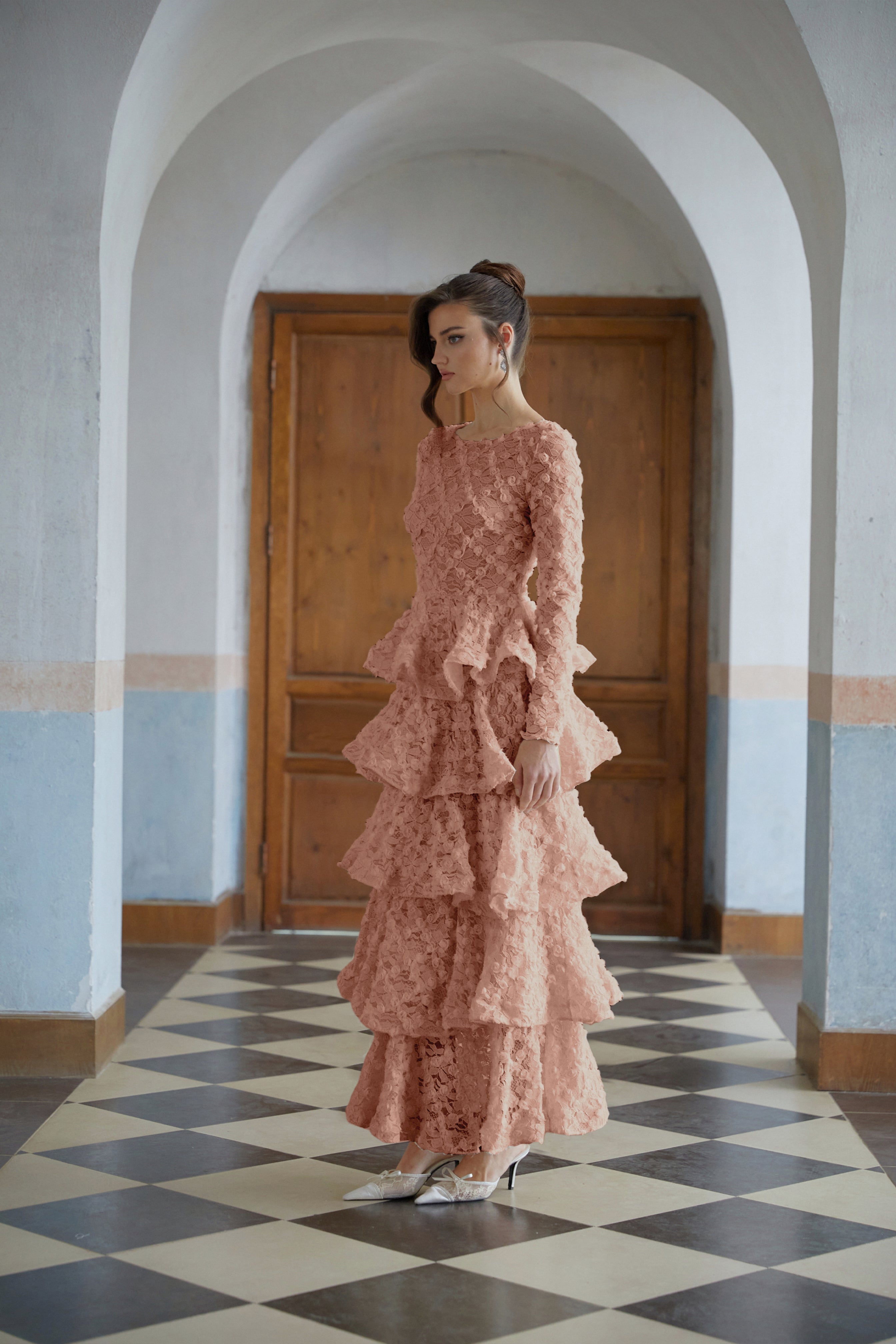 فستان طويل من الدانتيل المزين بزهور متدرجة باللون الوردي من Halla