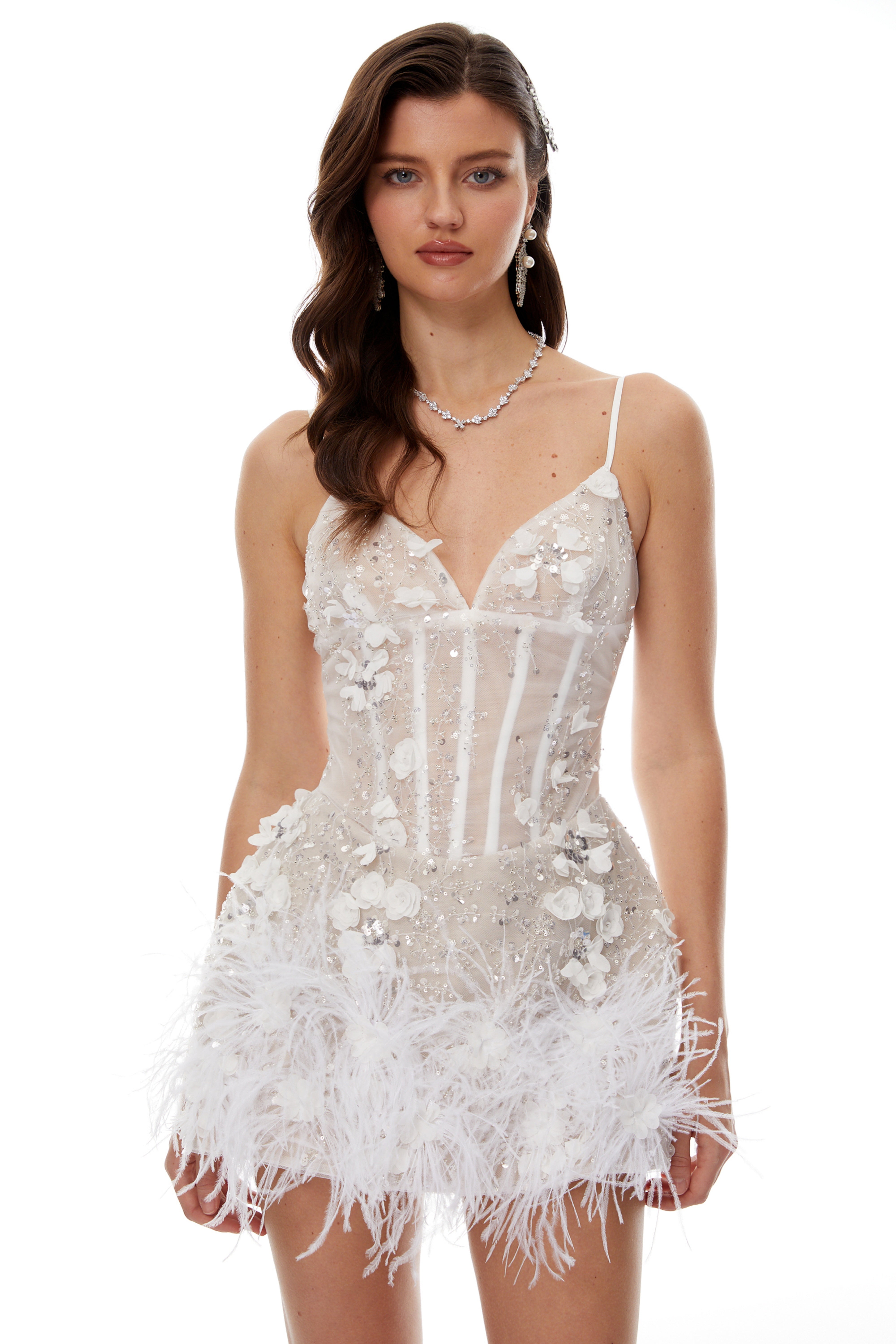 فستان قصير ثلاثي الأبعاد من هيلدغارد وايت بتصميم بتلات وزخرفة ريشية